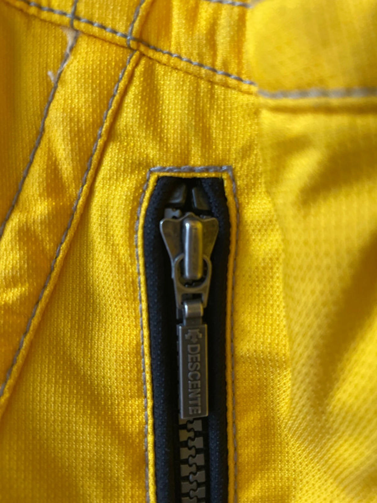 Men’s Descente Vintage Japan Ski Jacket In Yellow/Black - Medium - 2402