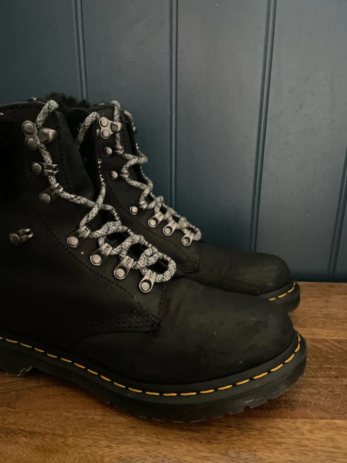 Women’s Dr Martens 1460 Serena Collar Faux Fur Lined Leather Lace Up Boots In Black - UK6 - 2366