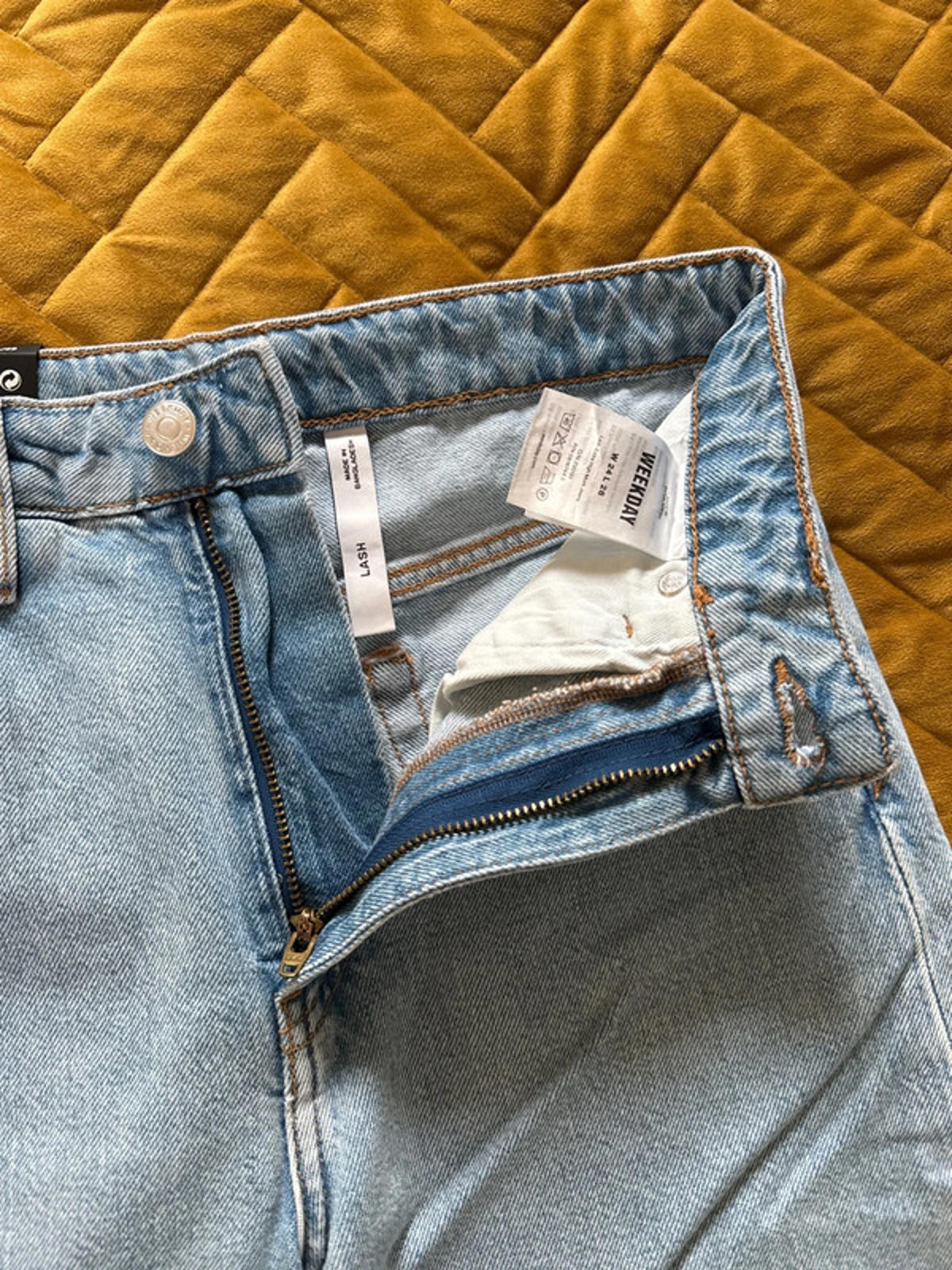Women’s Weekday Lash high waisted fit jeans with wash - W24 / L28