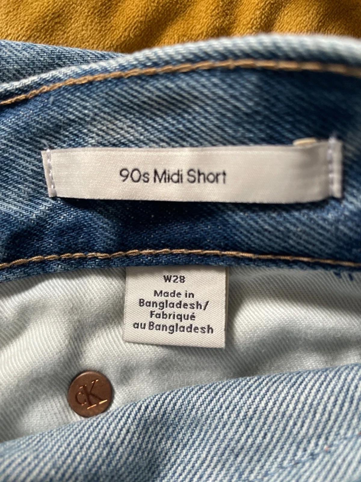 Women’s Calvin Klein 90’s Fit Midi Distressed Denim Shorts In Blue - W28/6.5 - 3140