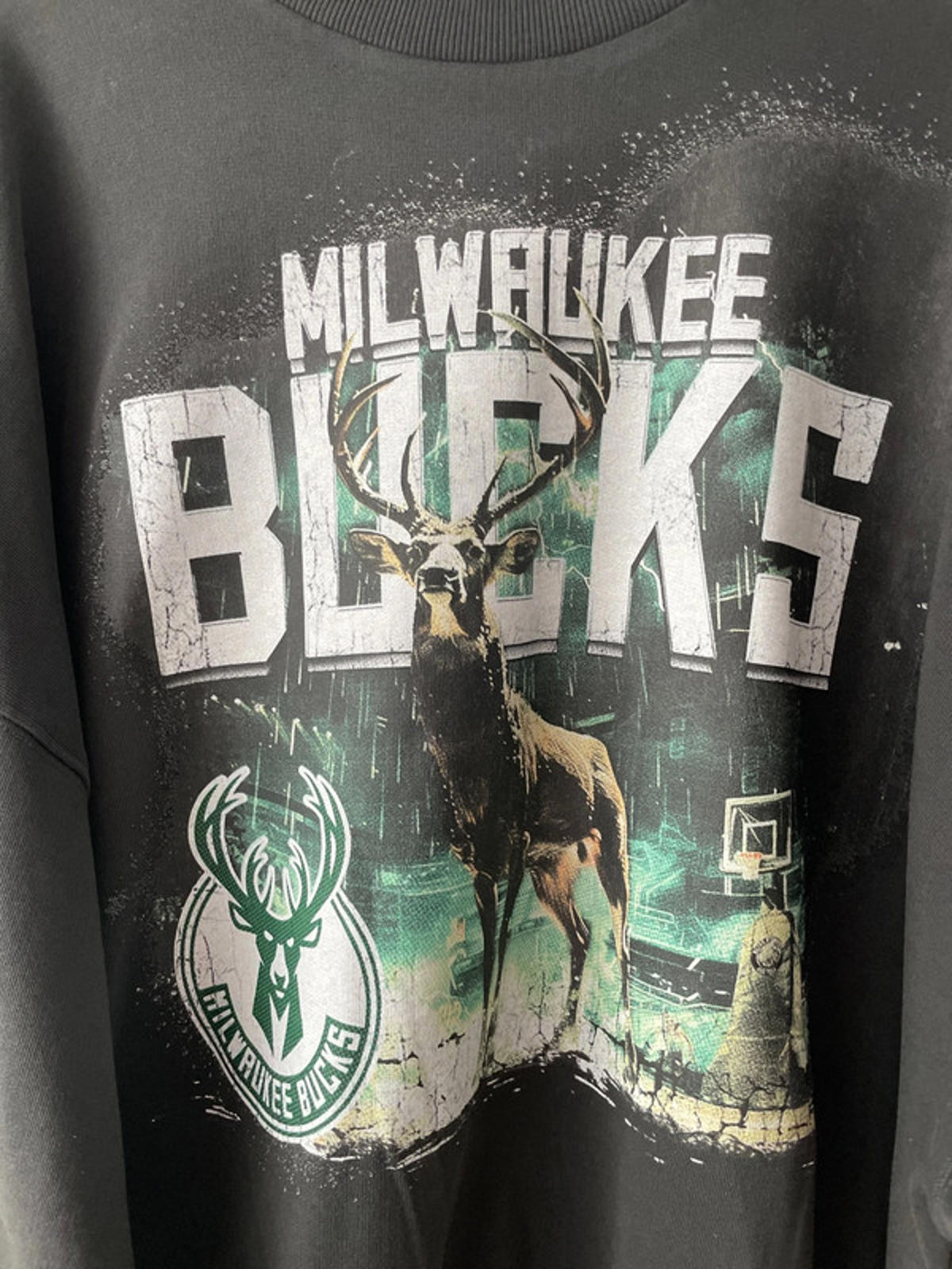 Men’s New Era Milwaukee Bucks Printed Oversized Sweatshirt - Medium - 2029