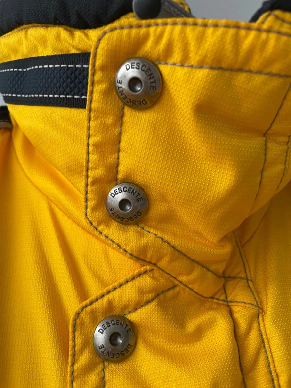 Men’s Descente Vintage Japan Ski Jacket In Yellow/Black - Medium - 2402