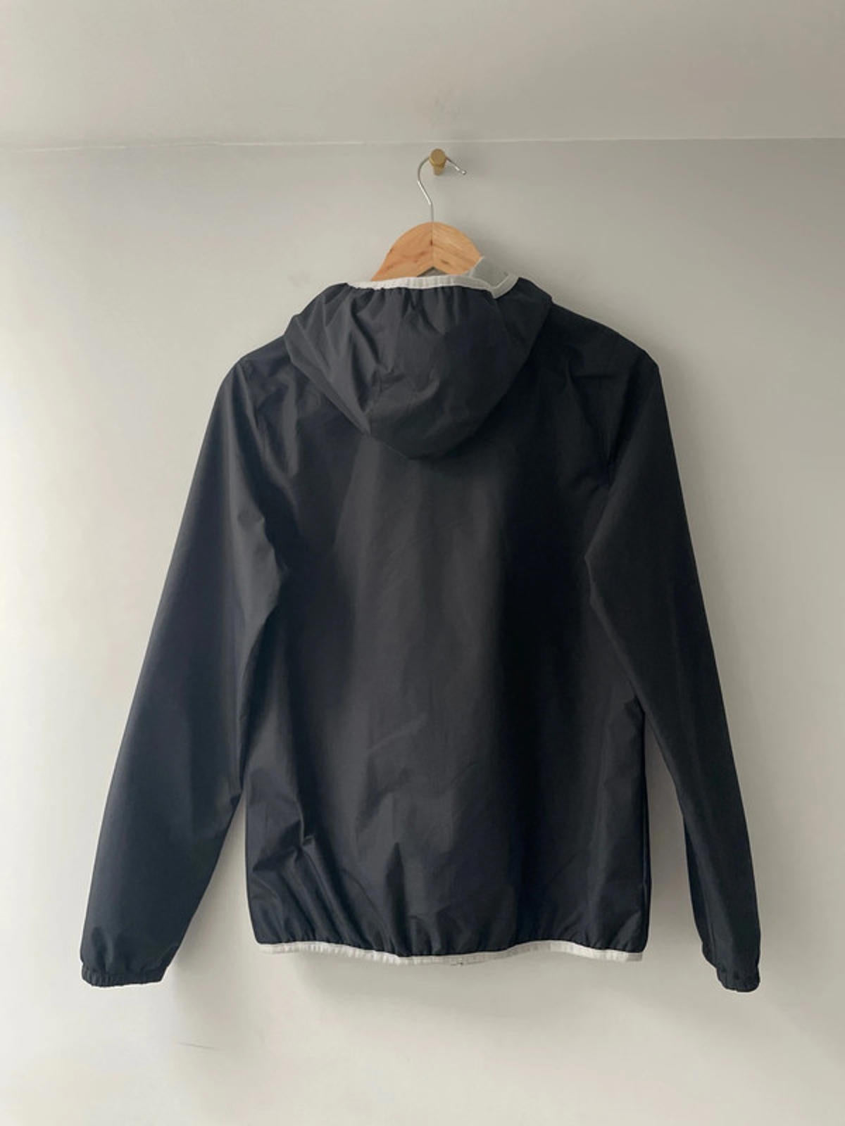 Mens New Balance Lightweight Windbreaker Jacket In Black - Small - 1982