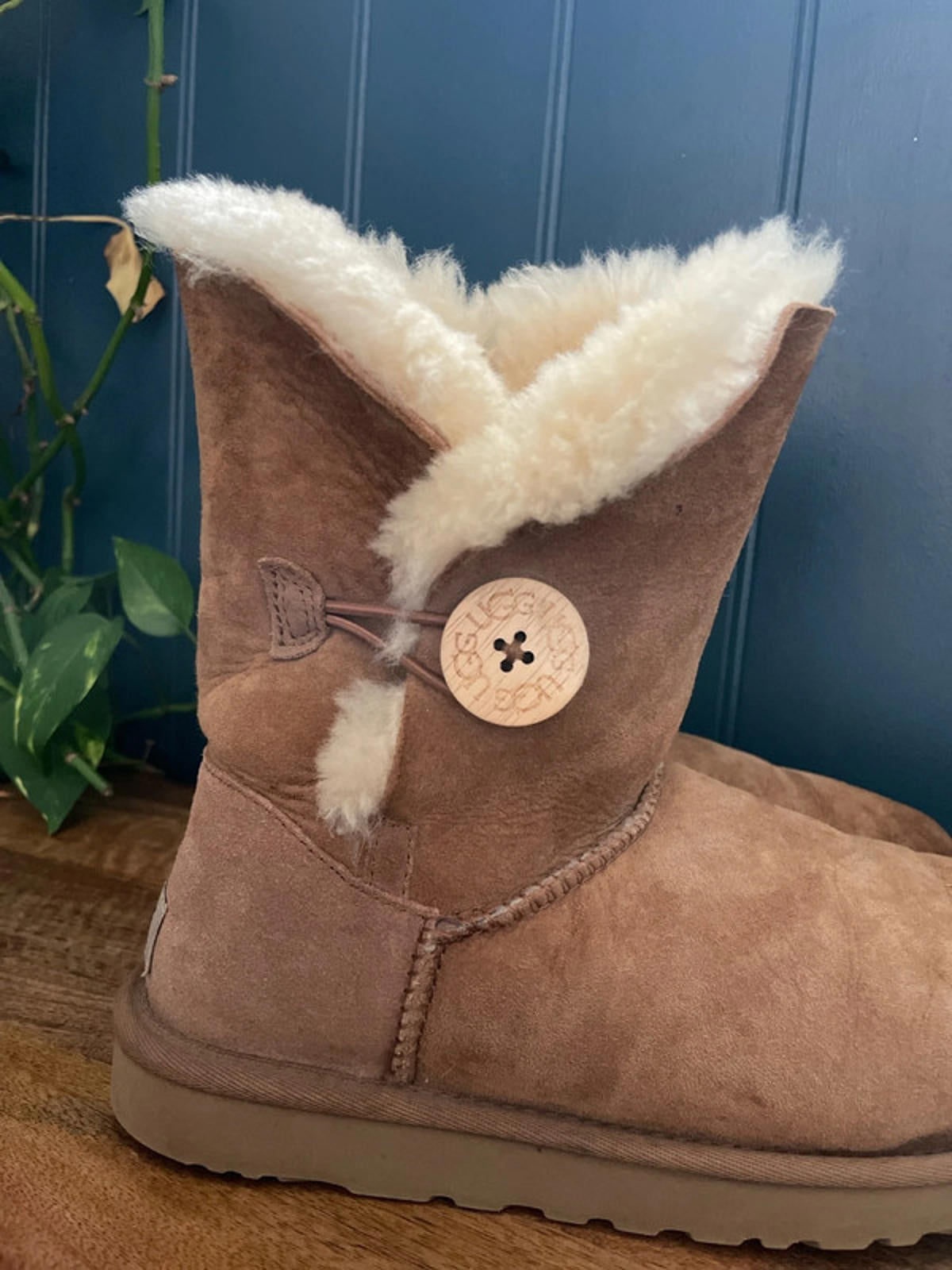 Women’s UGG Bailey Button II Faux Fur Lined Suede Ankle Boots In Chestnut - UK 5.5 - 2360