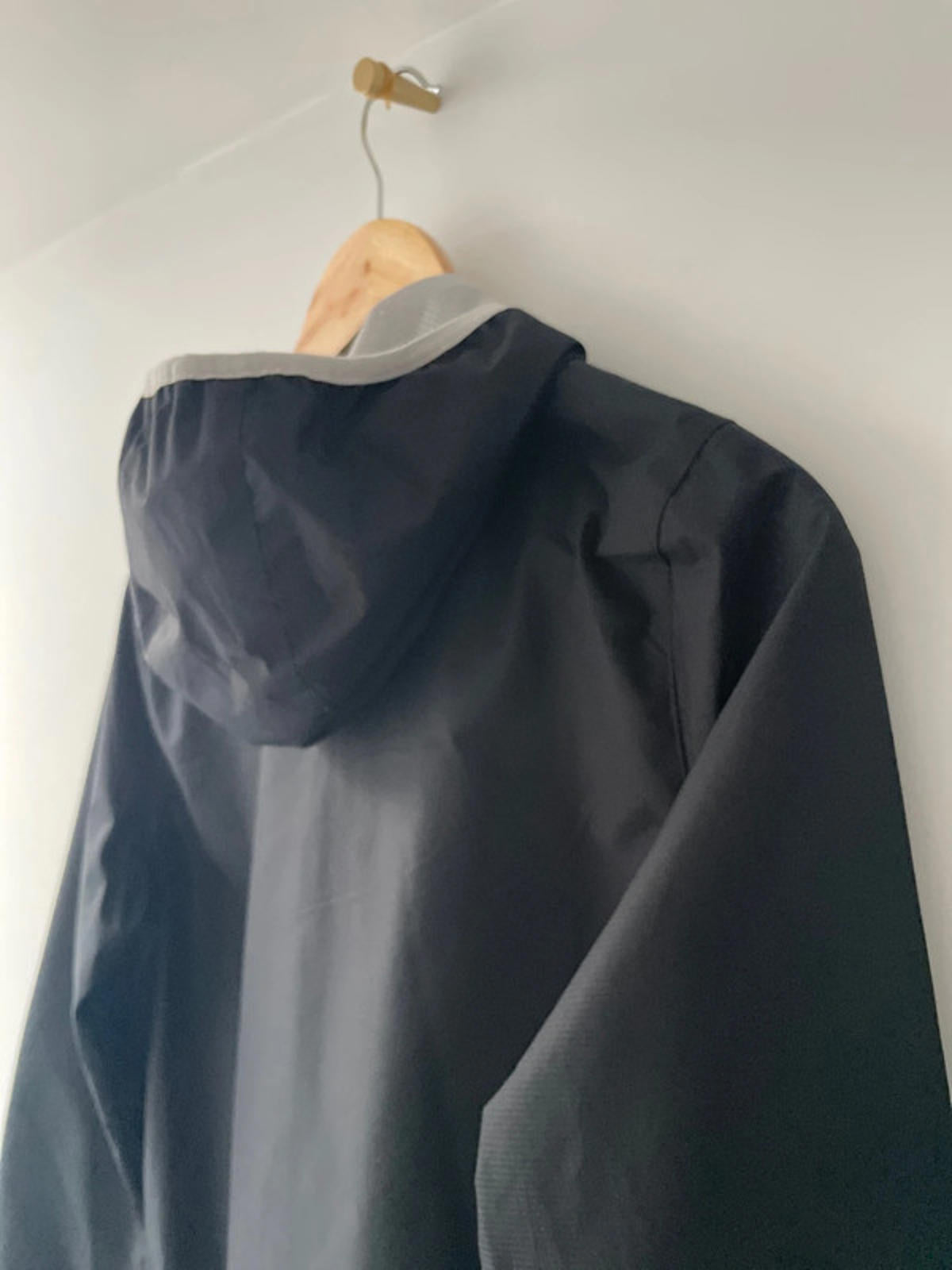 Mens New Balance Lightweight Windbreaker Jacket In Black - Small - 1982