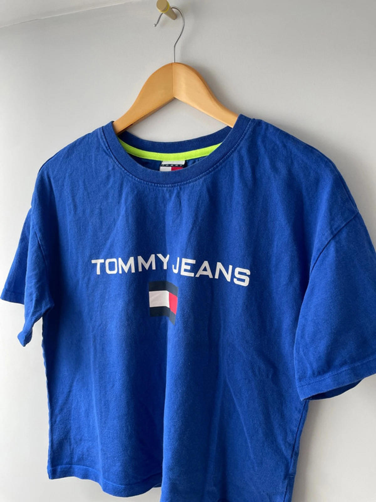 Women’s Tommy Hilfiger Cropped Boxy Fit Top T-Shirt - medium