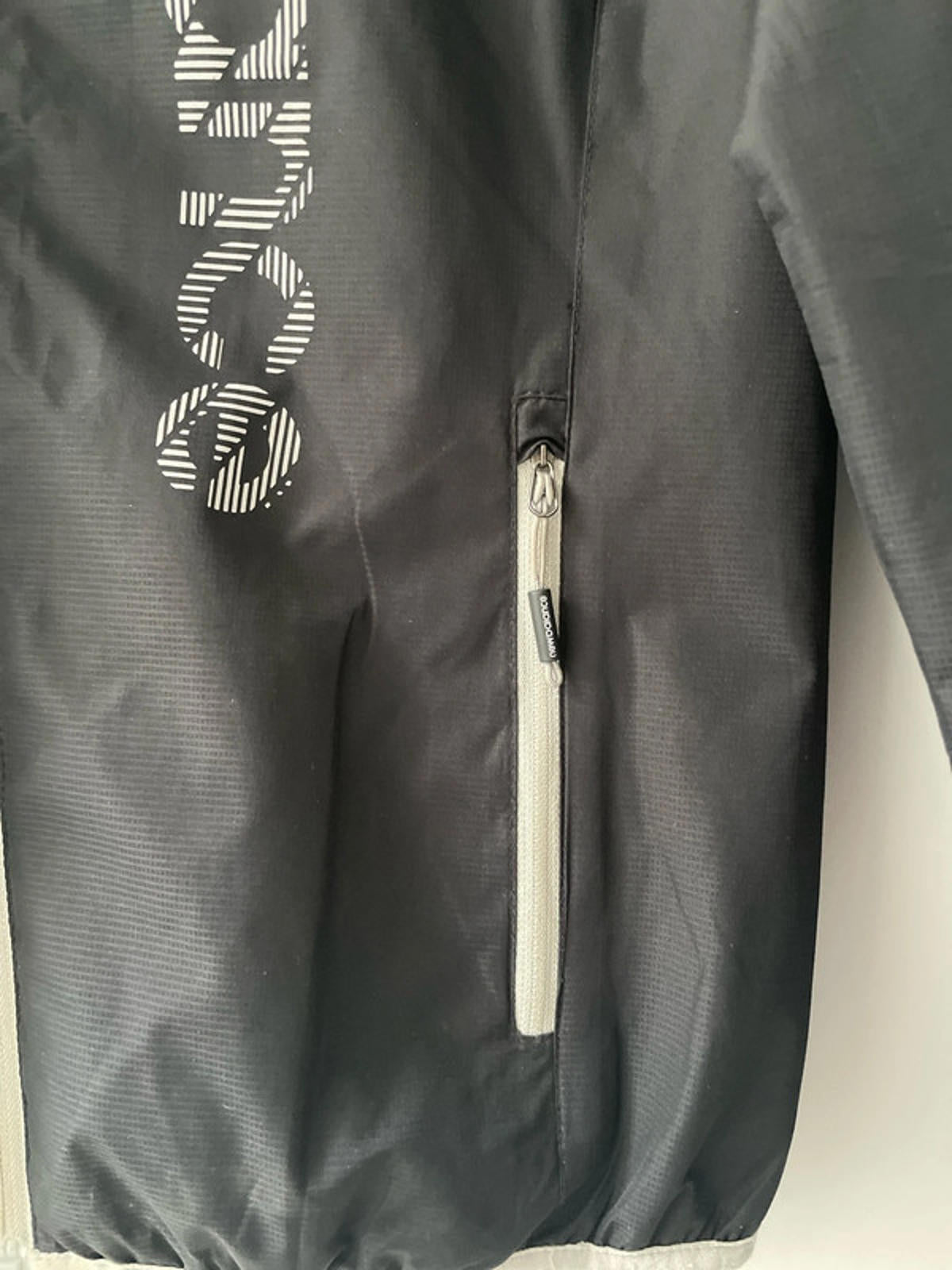 Mens New Balance Lightweight Windbreaker Jacket In Black - Small - 1982