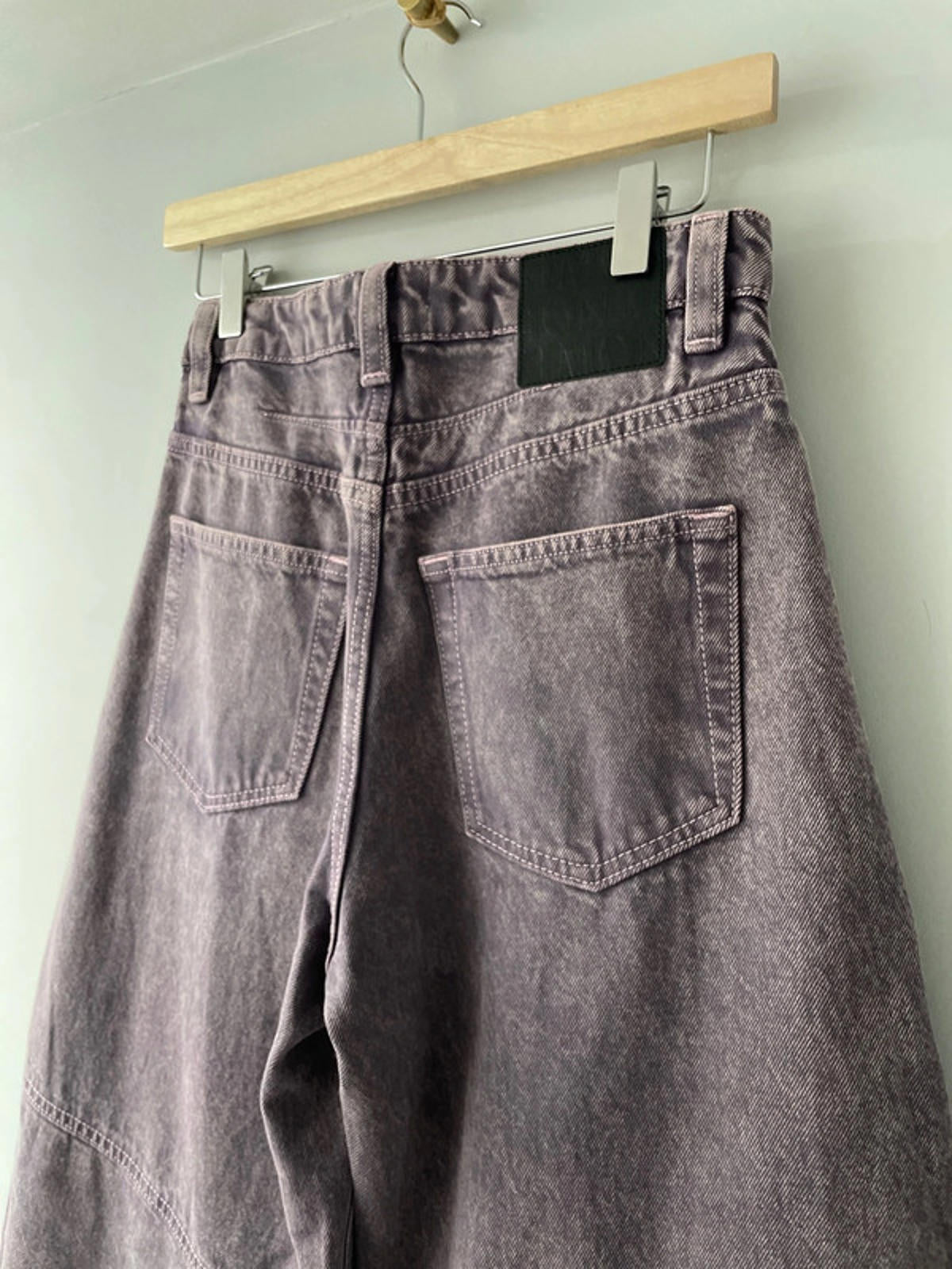 Women’s Monki Wide barrel leg jeans with patch detail In Grey Lilac Wash - W26/L32 - 2412