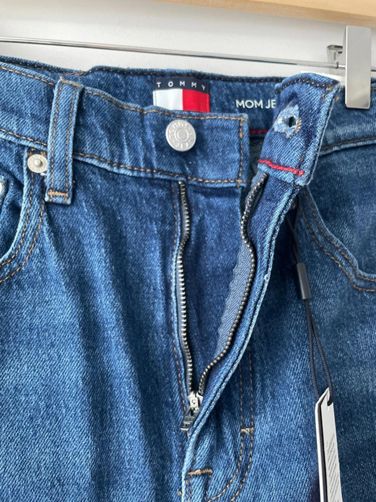 Women’s Tommy Hilfiger Mom Ultra High Tapered Fit Jeans In Navy - W26/L32 - 2348