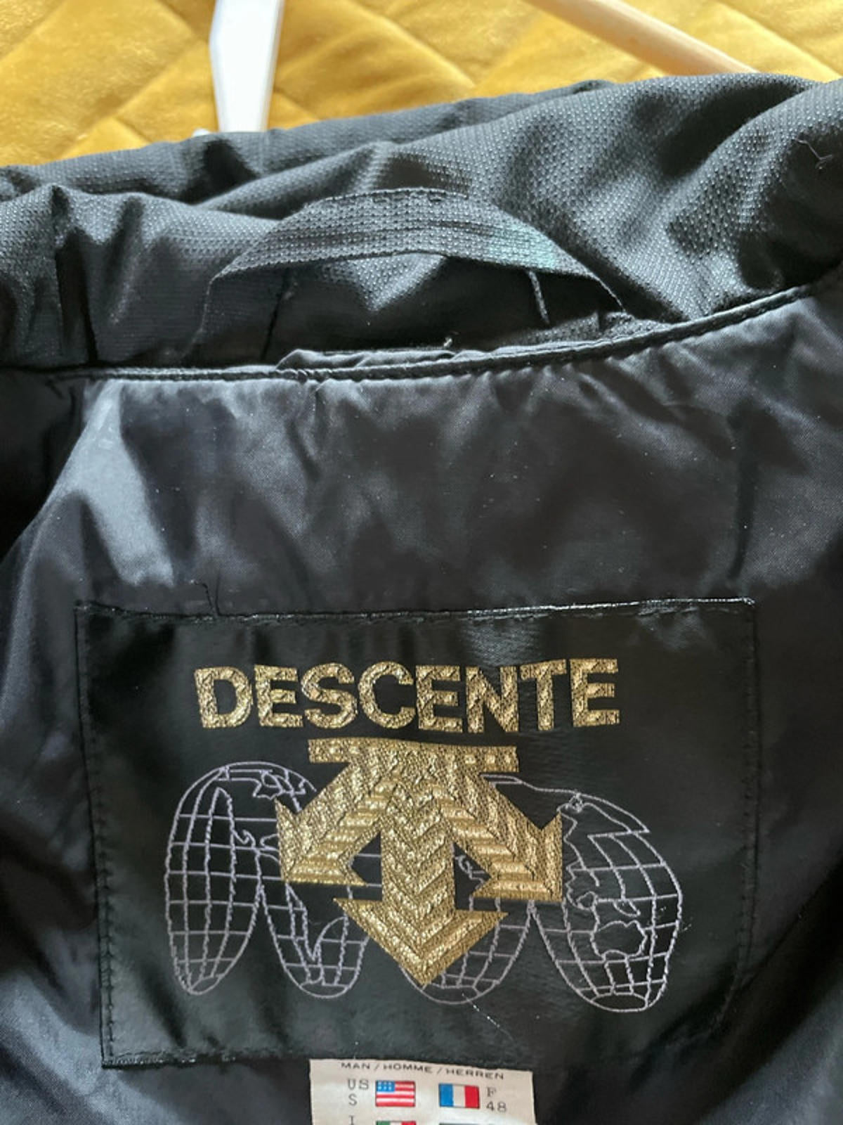 Men’s Descente Vintage Japan Ski Jacket In Yellow/Black - Medium - 2402