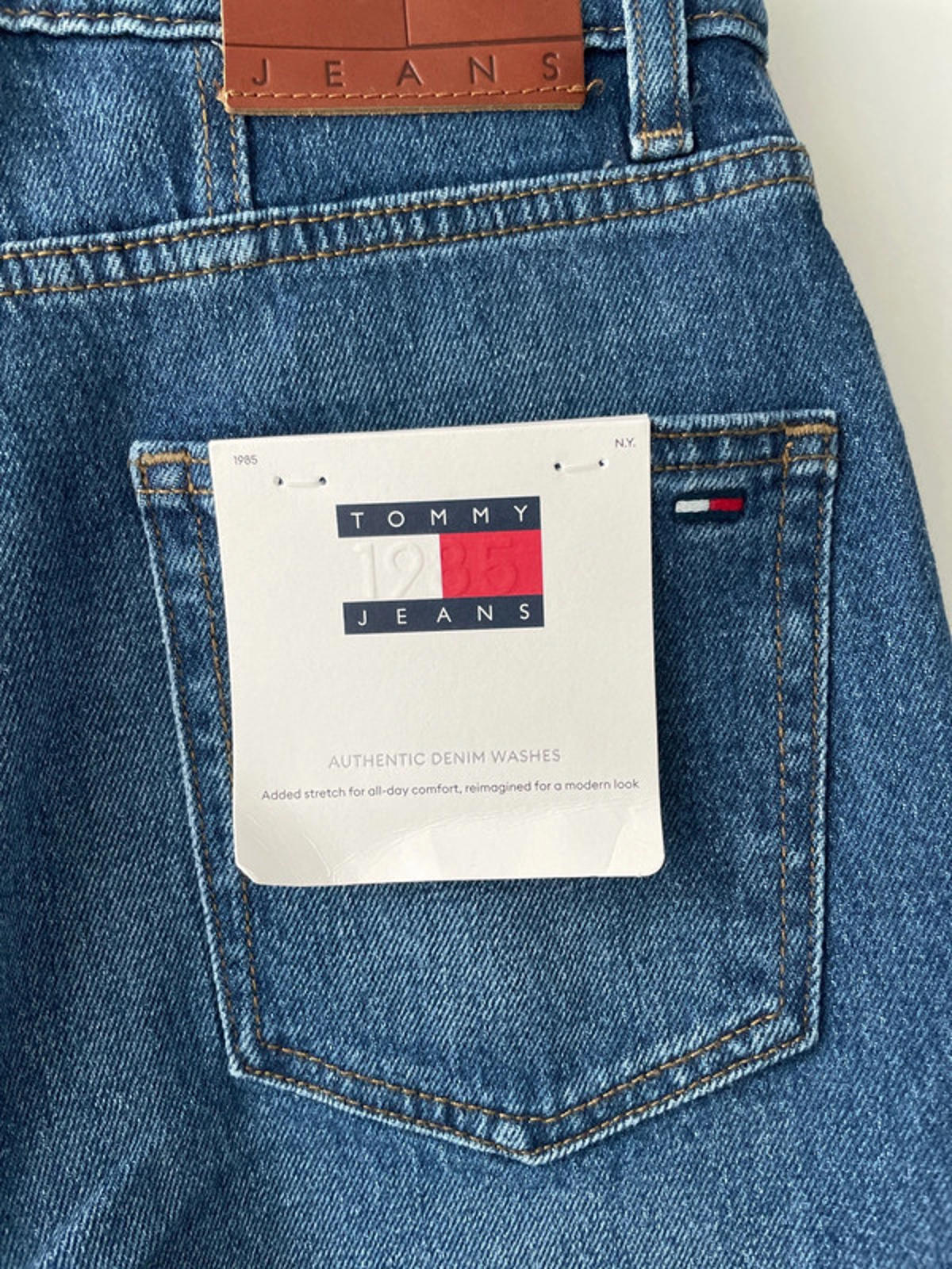 Women’s Tommy Hilfiger Mom Ultra High Tapered Fit Jeans In Navy - W26/L32 - 2348