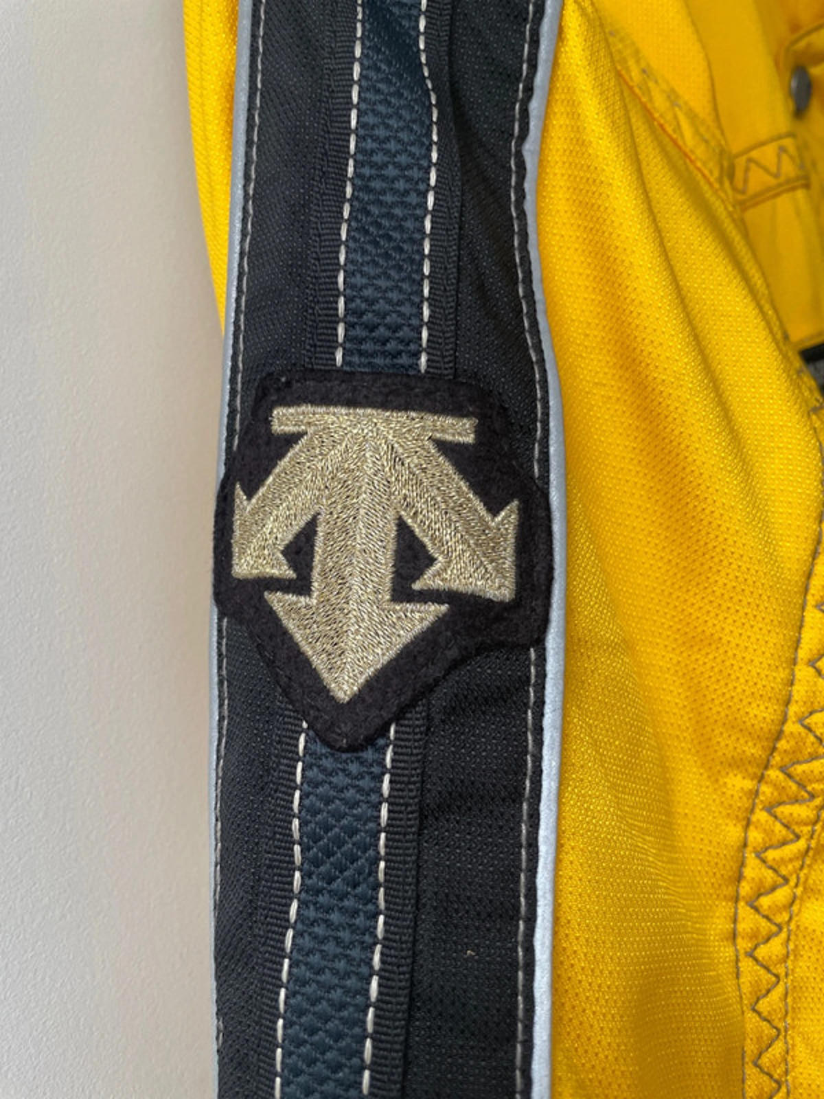 Men’s Descente Vintage Japan Ski Jacket In Yellow/Black - Medium - 2402