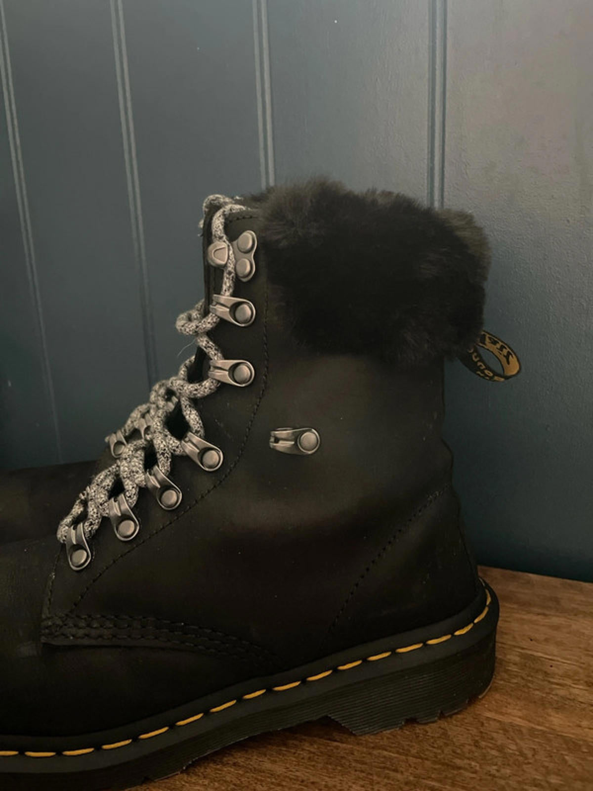 Women’s Dr Martens 1460 Serena Collar Faux Fur Lined Leather Lace Up Boots In Black - UK6 - 2366