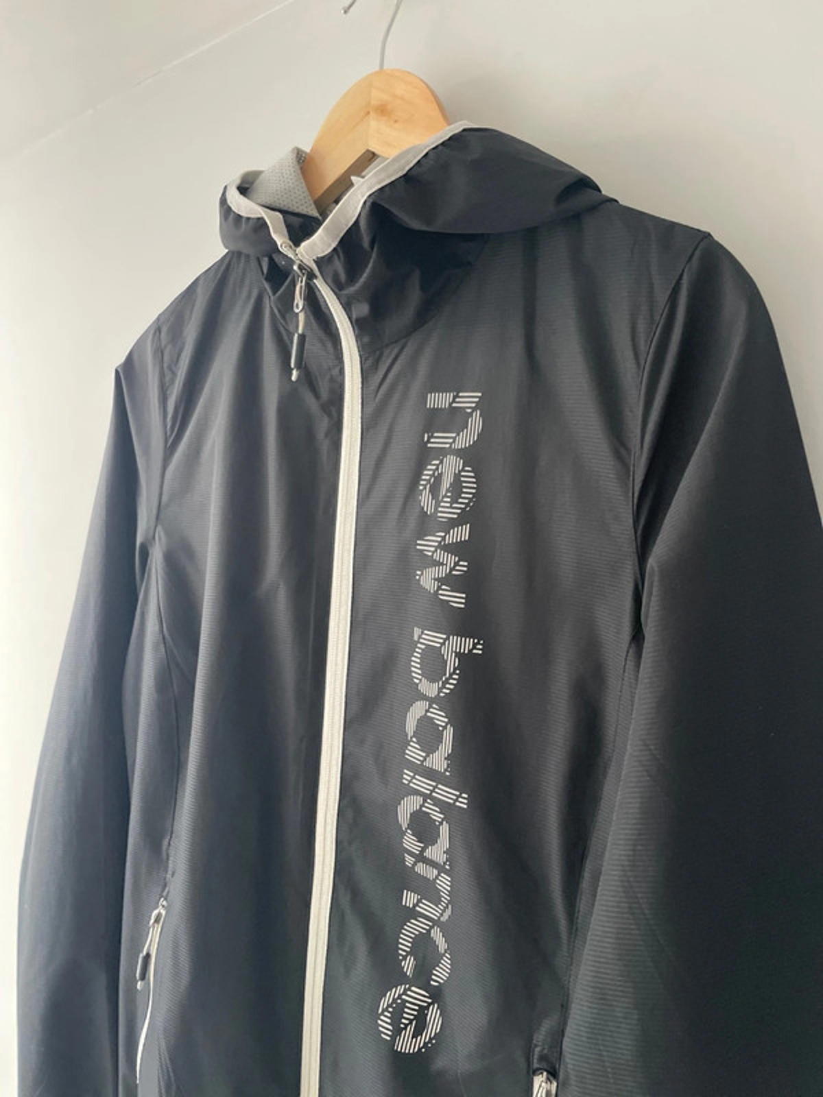 Mens New Balance Lightweight Windbreaker Jacket In Black - Small - 1982