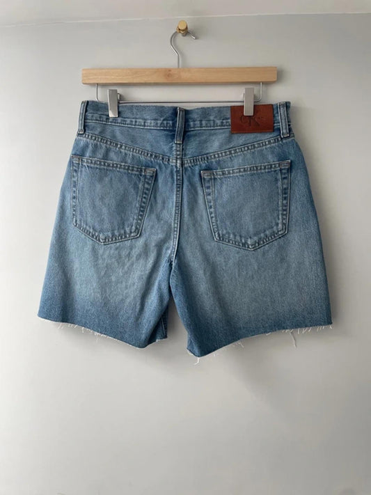 Women’s Calvin Klein 90’s Fit Midi Distressed Denim Shorts In Blue - W28/6.5 - 3140