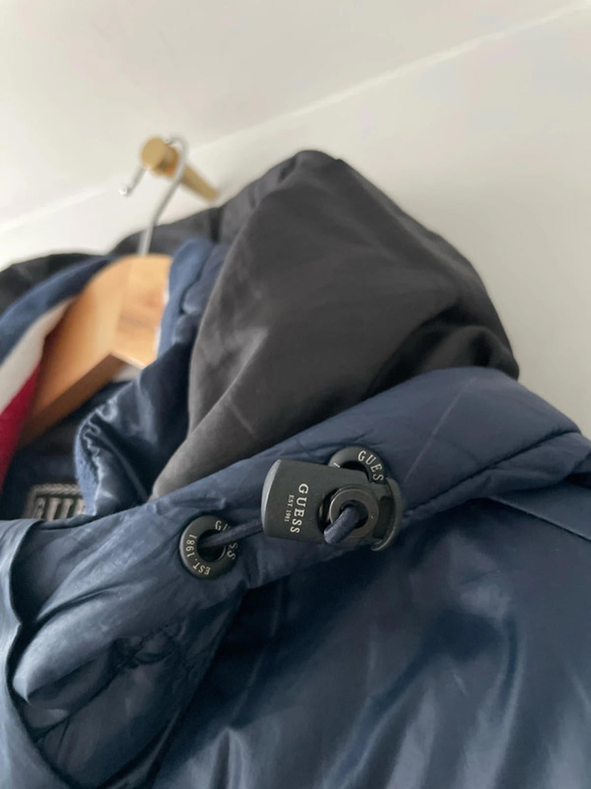 Men’s Guess Down Puffer Jacket with Detachable Hood In Navy - Small - 2381