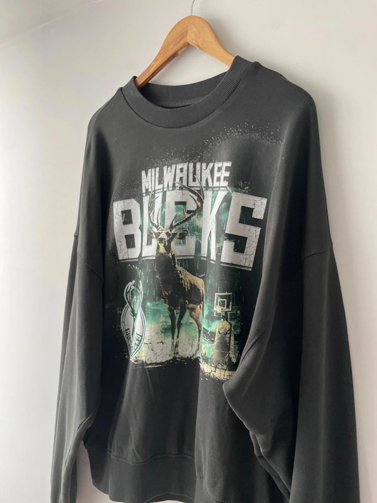 Men’s New Era Milwaukee Bucks Printed Oversized Sweatshirt - Medium - 2029
