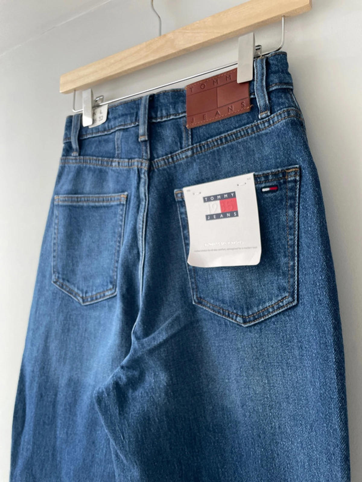Women’s Tommy Hilfiger Mom Ultra High Tapered Fit Jeans In Navy - W26/L32 - 2348