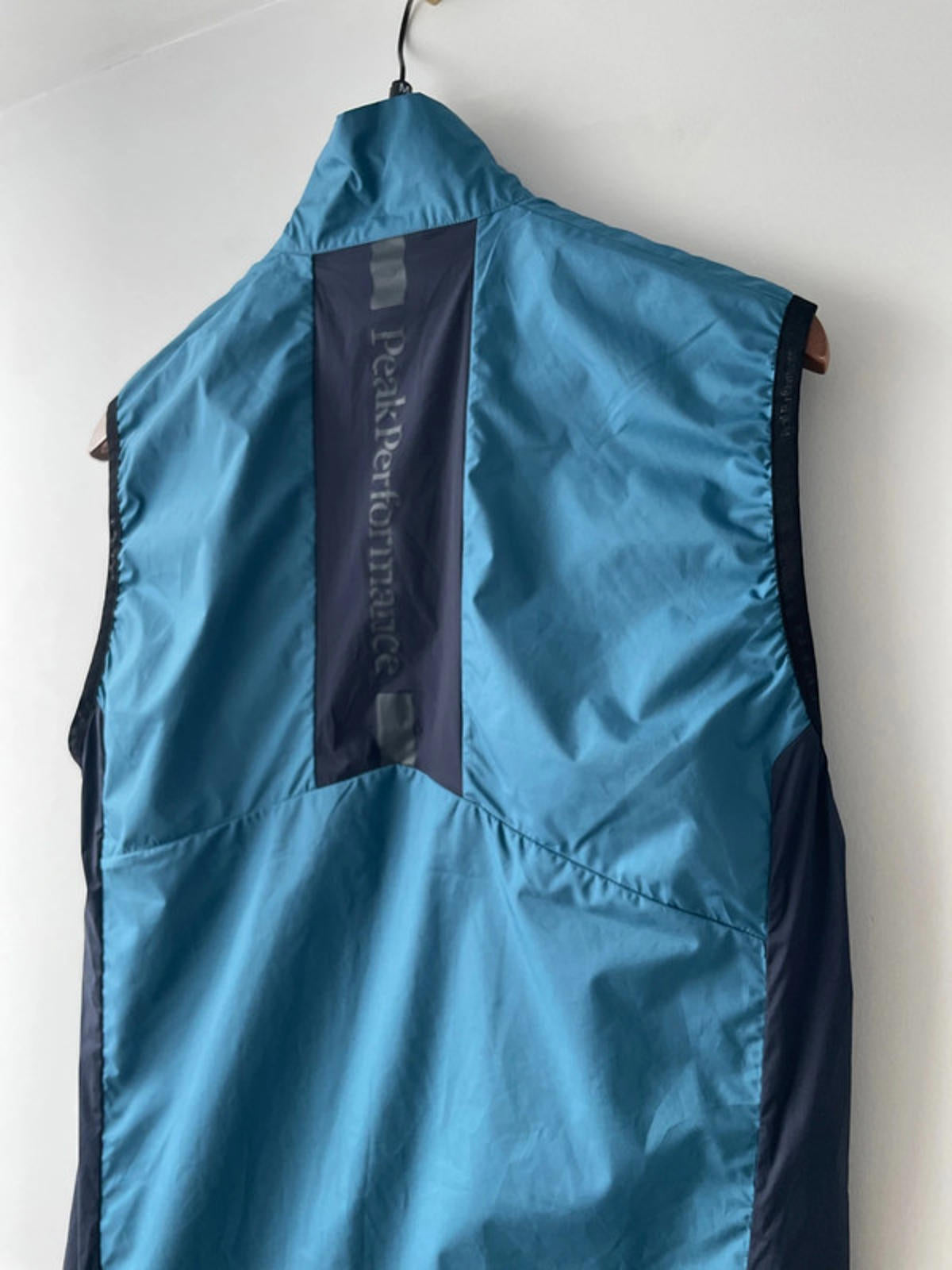 Men’s Peak Performance Meadow Wind Blue Running Vest - Medium - 1987