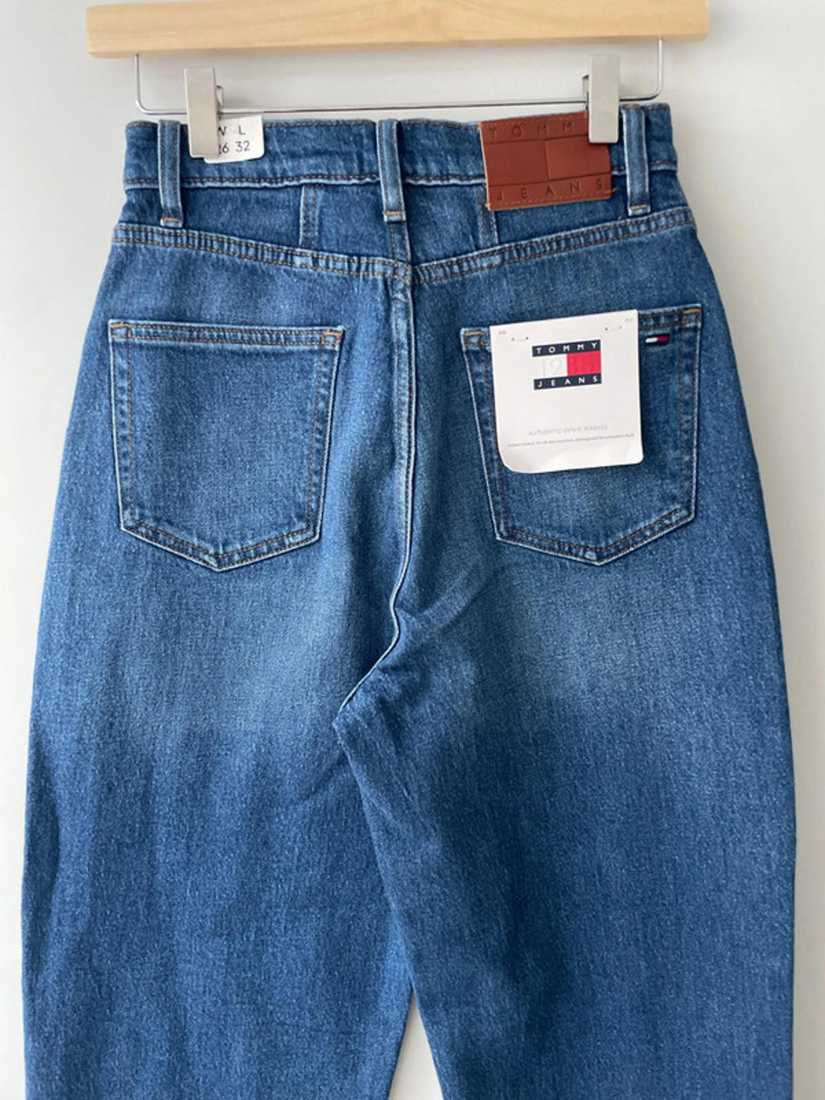 Women’s Tommy Hilfiger Mom Ultra High Tapered Fit Jeans In Navy - W26/L32 - 2348