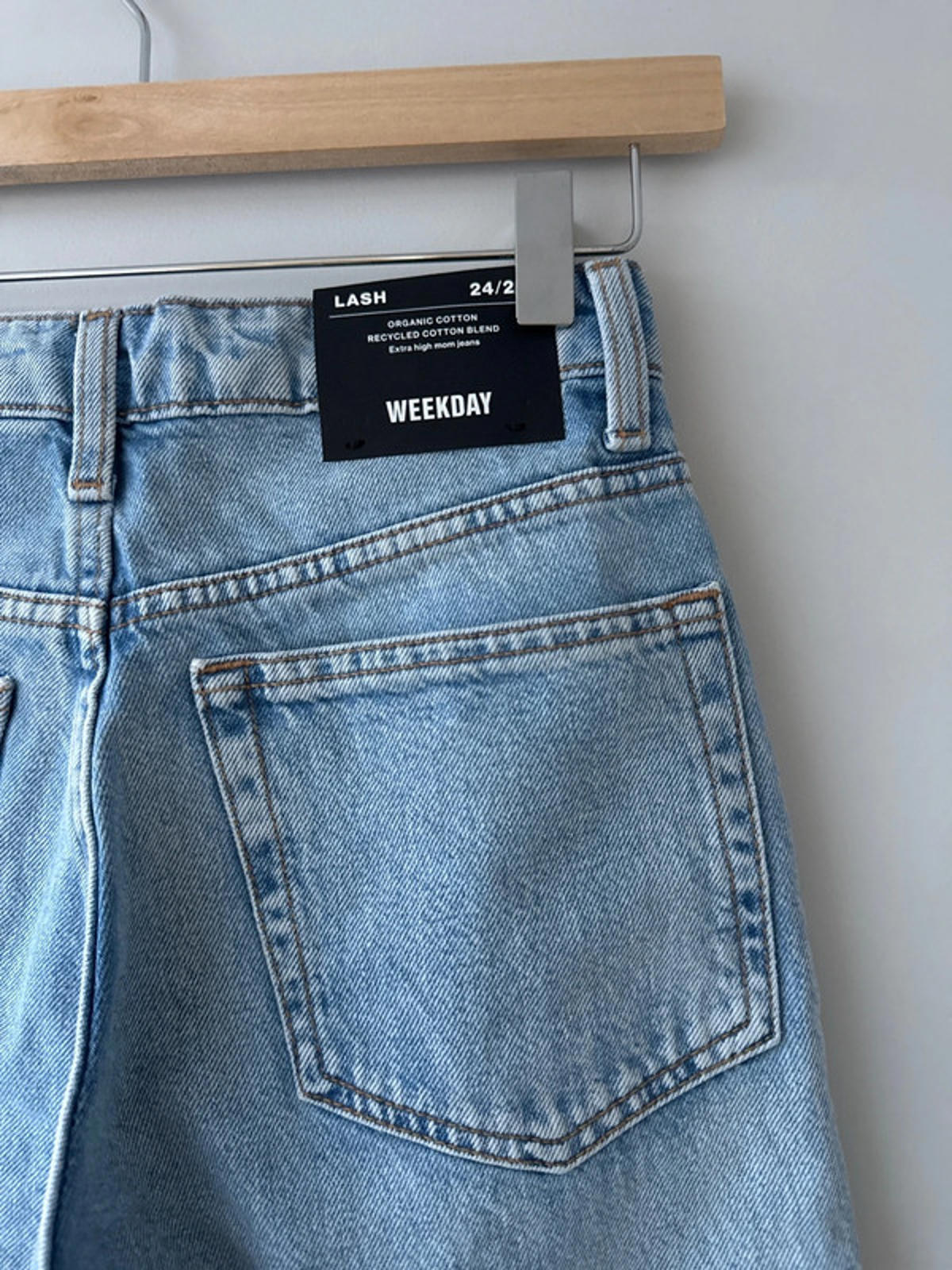 Women’s Weekday Lash high waisted fit jeans with wash - W24 / L28