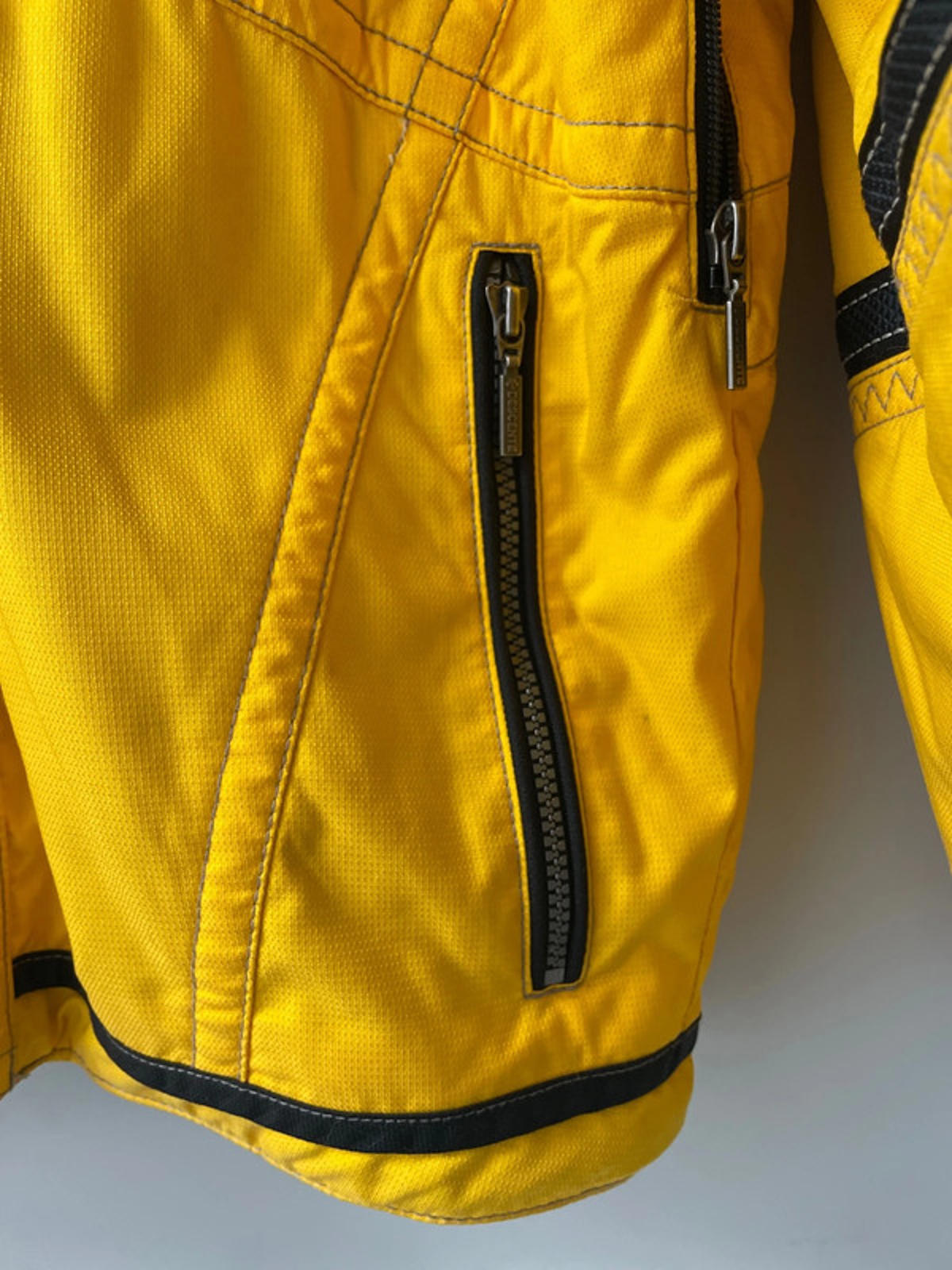 Men’s Descente Vintage Japan Ski Jacket In Yellow/Black - Medium - 2402