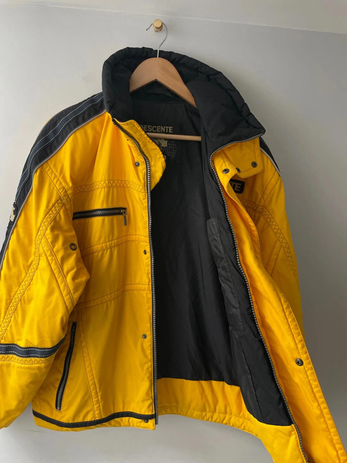 Men’s Descente Vintage Japan Ski Jacket In Yellow/Black - Medium - 2402