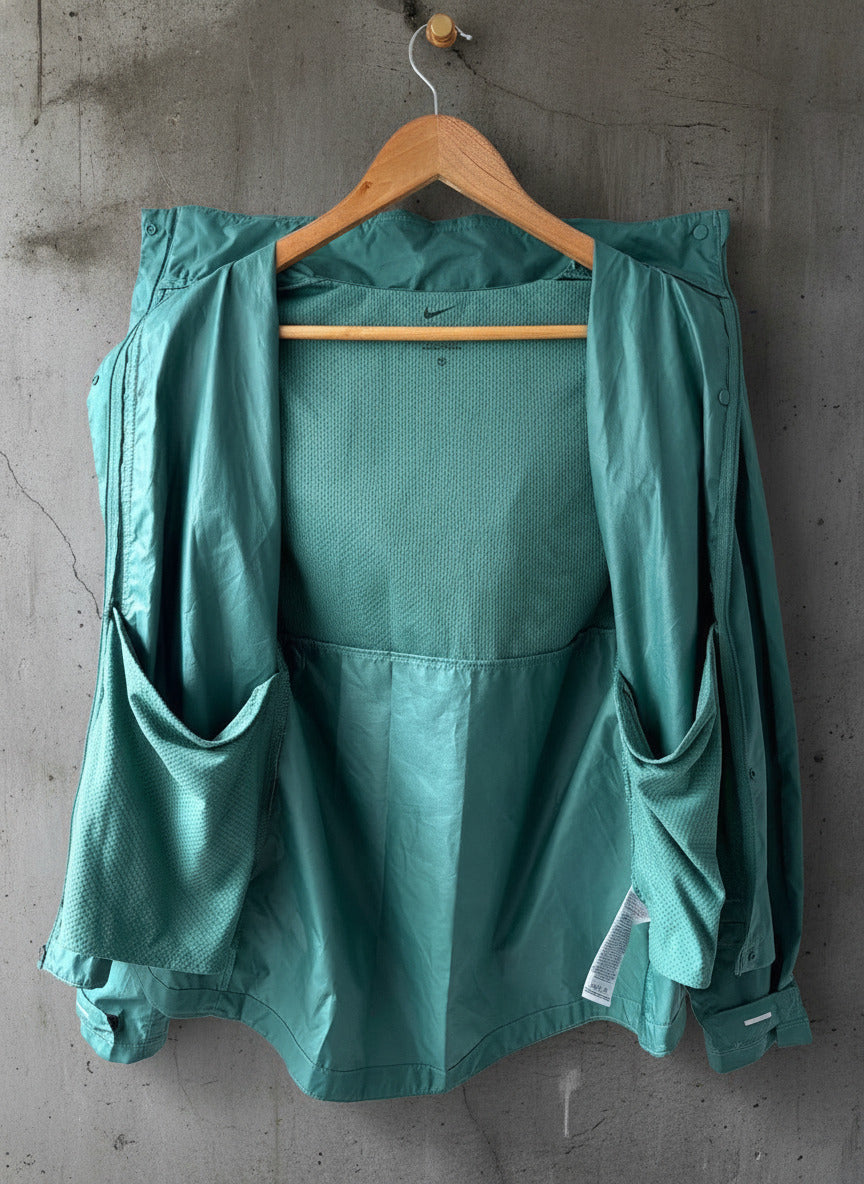 Men’s Nike Lightweight Hooded Windbreaker Jacket in Green - XSmall - 3815
