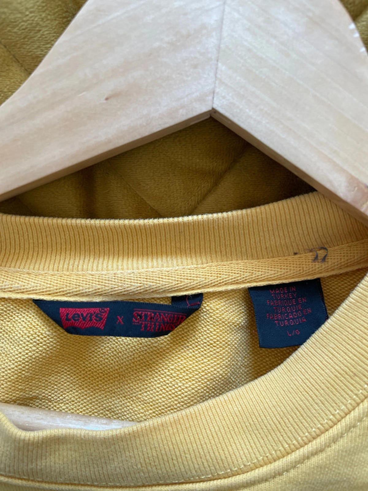 Levis x Stranger Things Eleven's Crewneck Sweatshirt Jumper In Yellow - Large - 2238