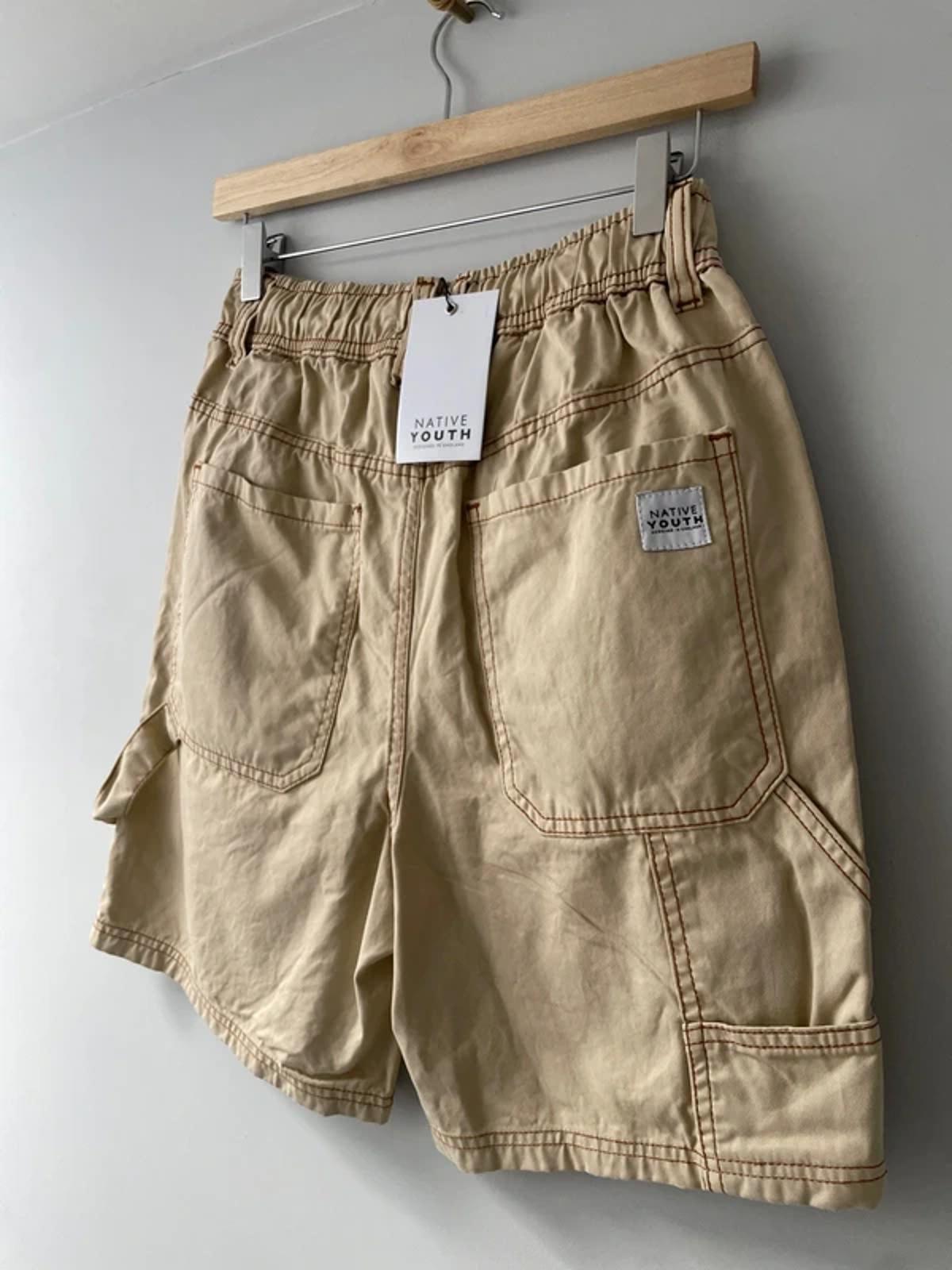 Women’s Native Youth Baggy Fit Cargo Shorts In Beige - W28/L6 - 3174