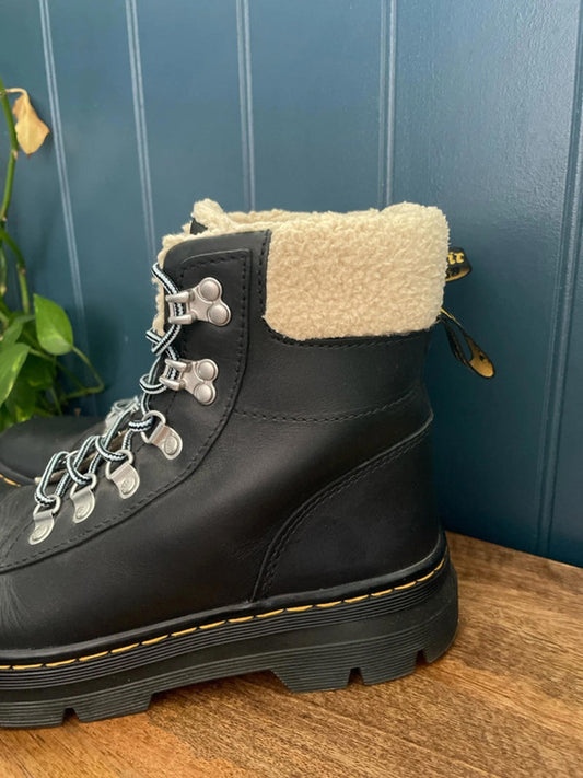 Women’s Dr Martens Combs Premium Leather Faux Fur Lined Lace Up Boots In Black - UK6 - 2357