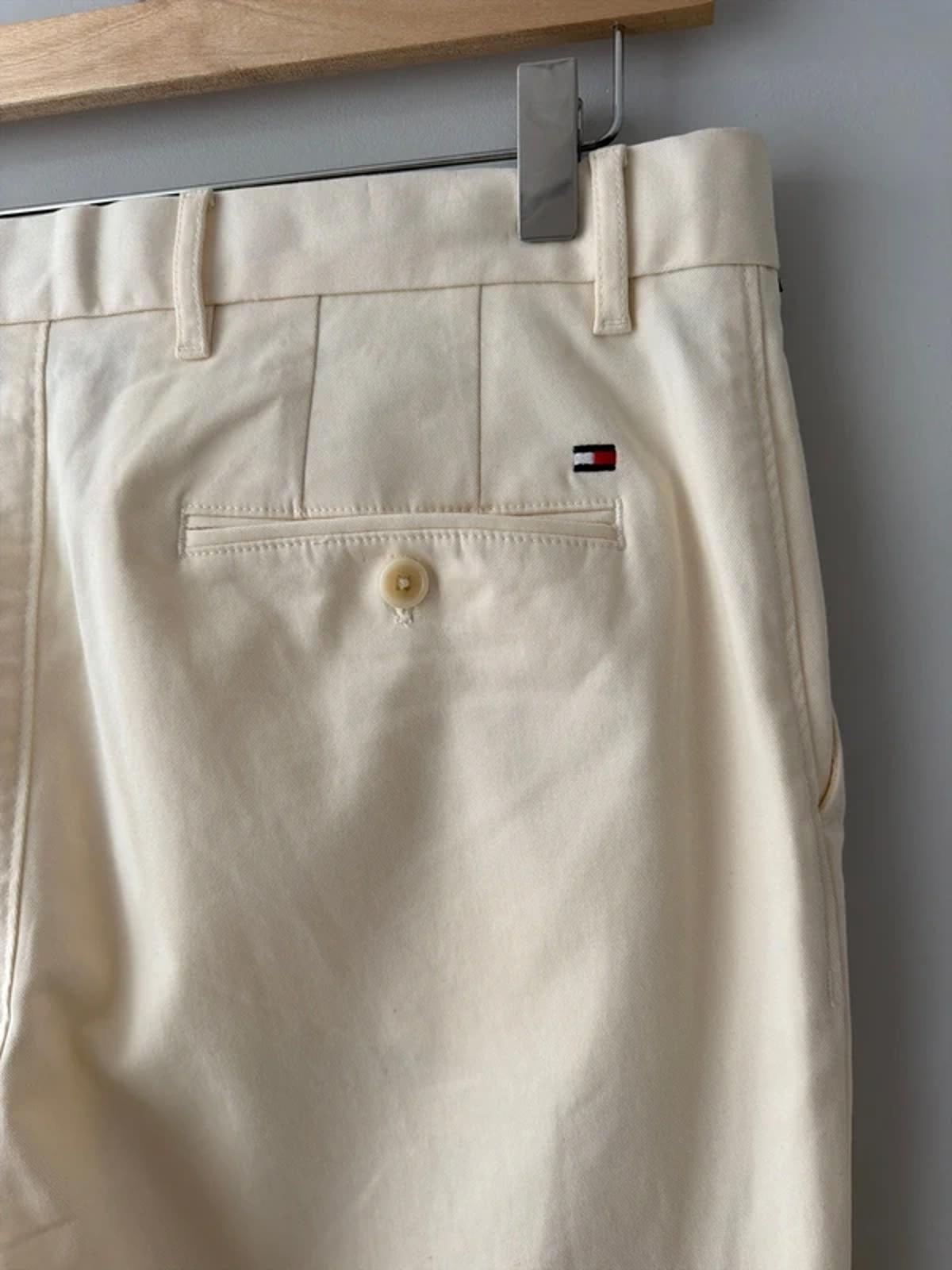 Men’s Tommy Hilfiger Denton Straight Leg Chino Trousers In Cream - W31/L32 - 3250