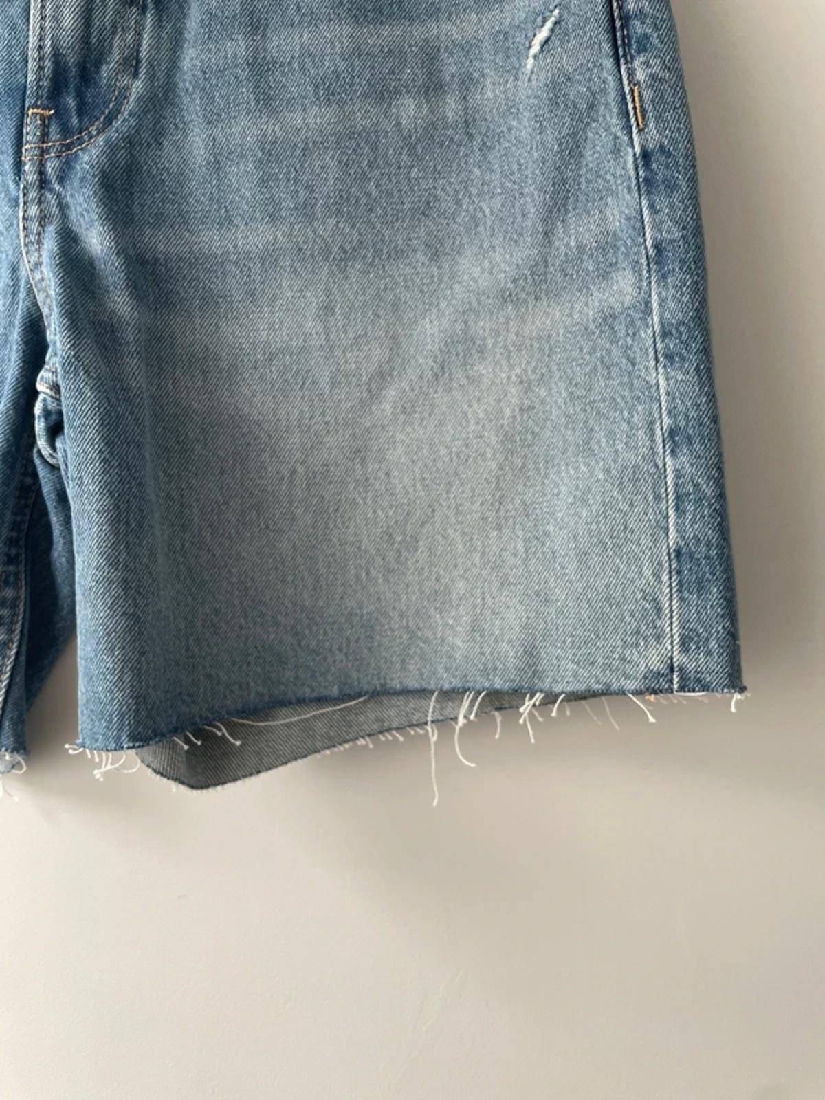 Women’s Calvin Klein 90’s Fit Midi Distressed Denim Shorts In Blue - W28/6.5 - 3140