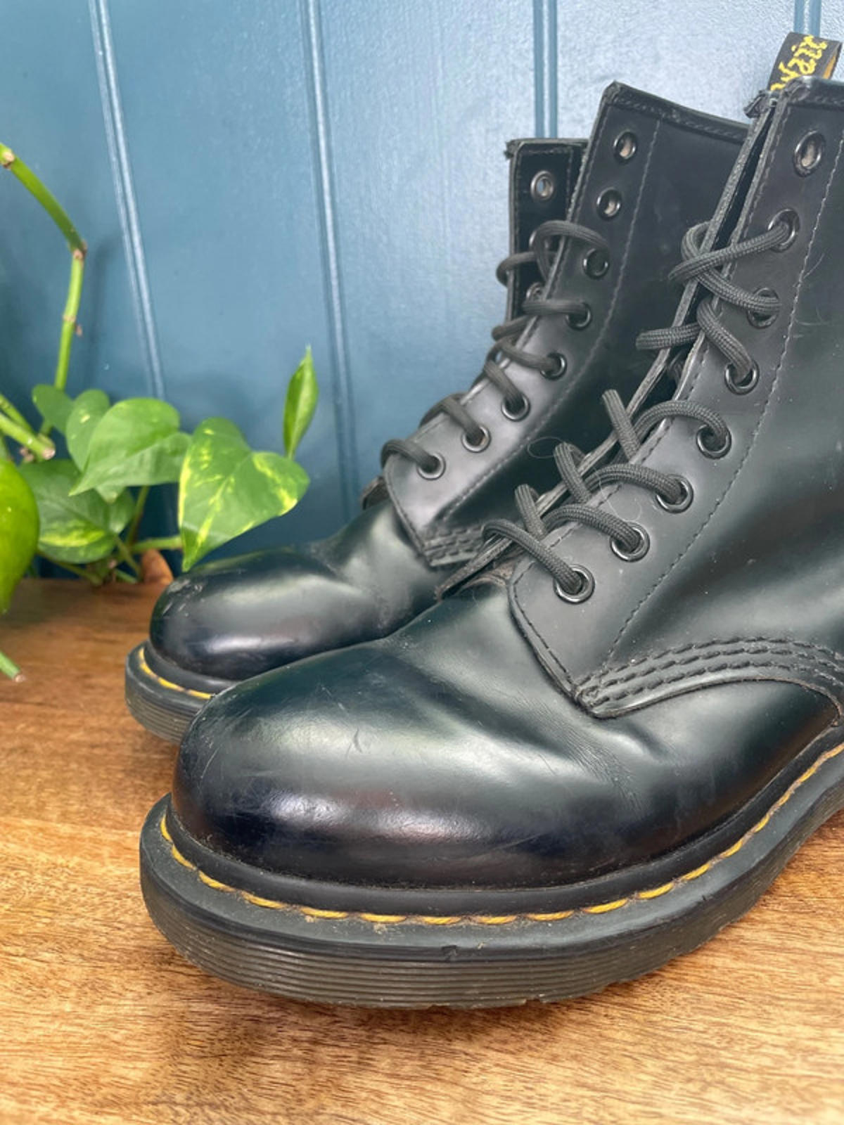 Women’s Dr Martens 11822 Premium Leather Lace Up Boots In Black - UK4- 2171