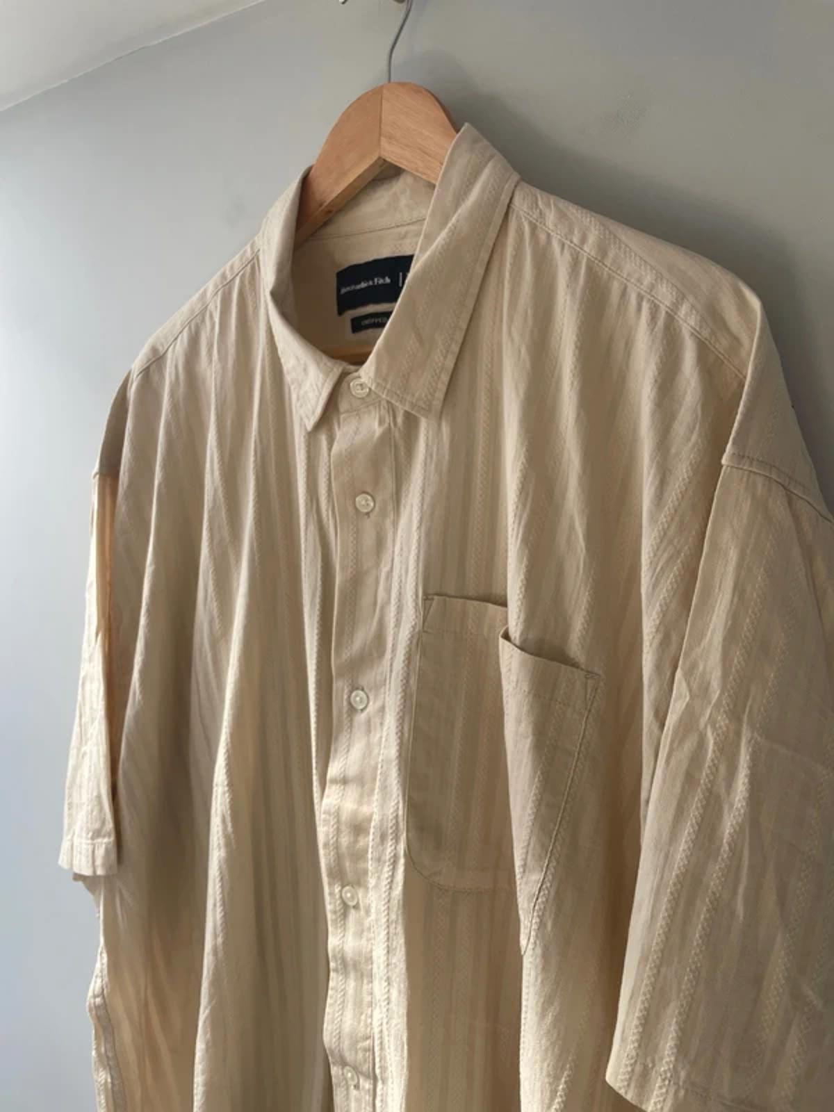 Men’s Abercrombie & Fitch Cropped Fit Short Sleeve Shirt in Beige - XXLarge - 3029