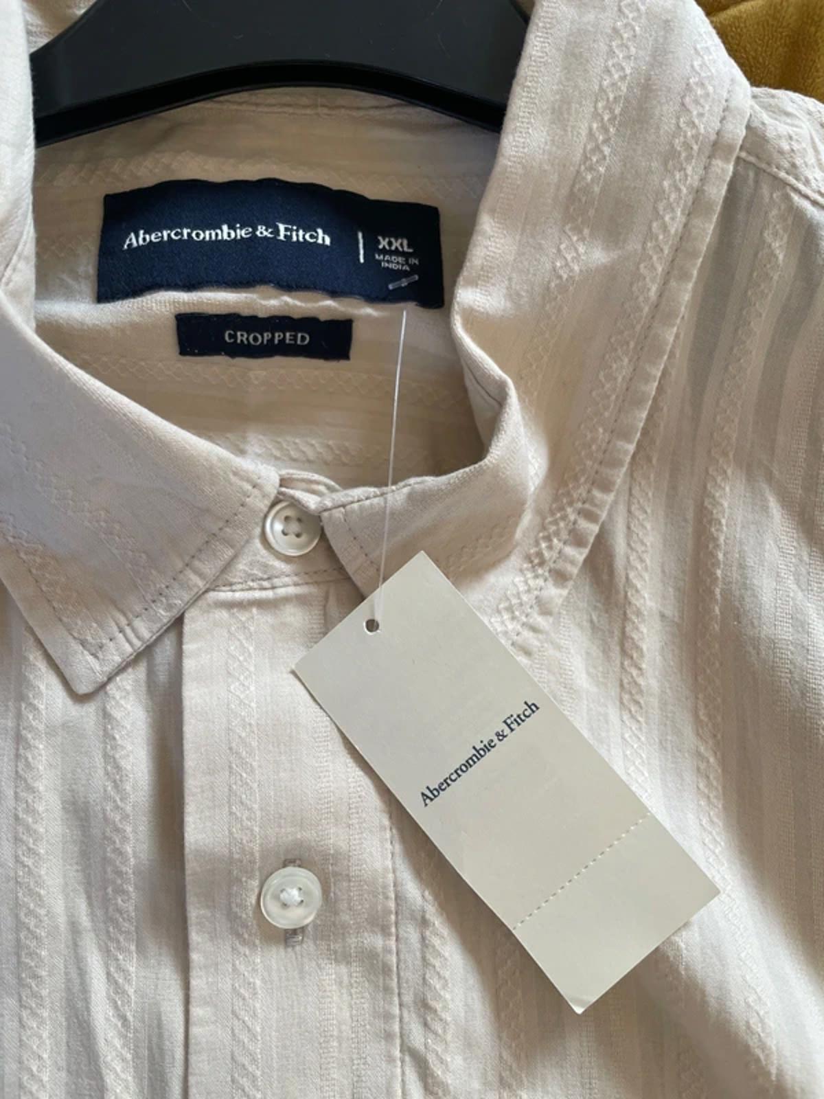 Men’s Abercrombie & Fitch Cropped Fit Short Sleeve Shirt in Beige - XXLarge - 3029