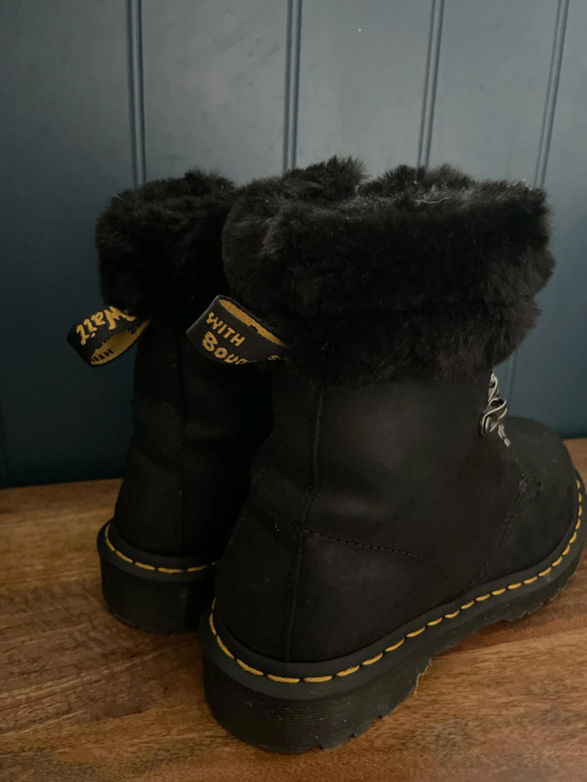Women’s Dr Martens 1460 Serena Collar Faux Fur Lined Leather Lace Up Boots In Black - UK6 - 2366