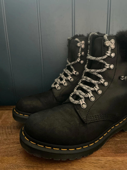 Women’s Dr Martens 1460 Serena Collar Faux Fur Lined Leather Lace Up Boots In Black - UK6 - 2366