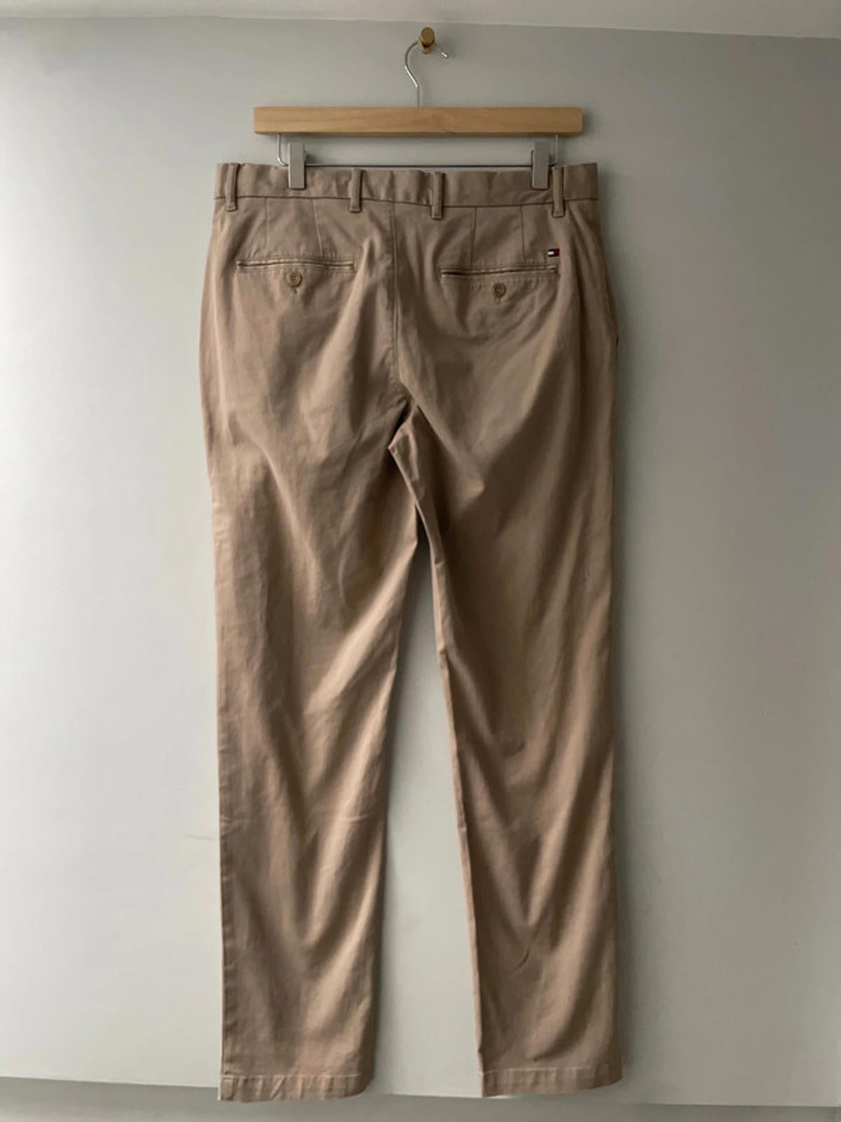 Men’s Tommy Hilfiger Denton Straight Leg Chino Trousers In Beige - W32/L32 -2874