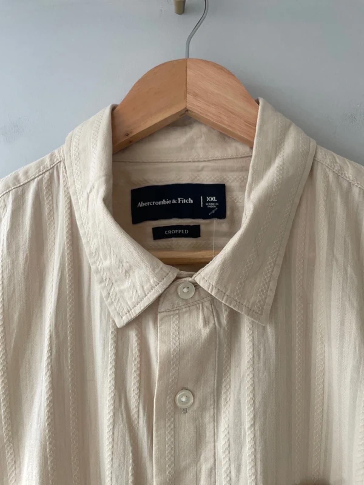 Men’s Abercrombie & Fitch Cropped Fit Short Sleeve Shirt in Beige - XXLarge - 3029