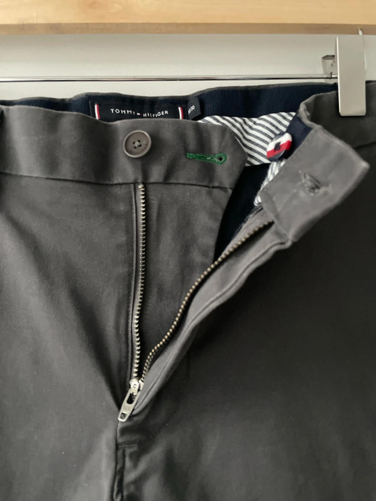 Men’s Tommy Hilfiger Classic Chinos Trousers In Grey - W32/L30 - 2871