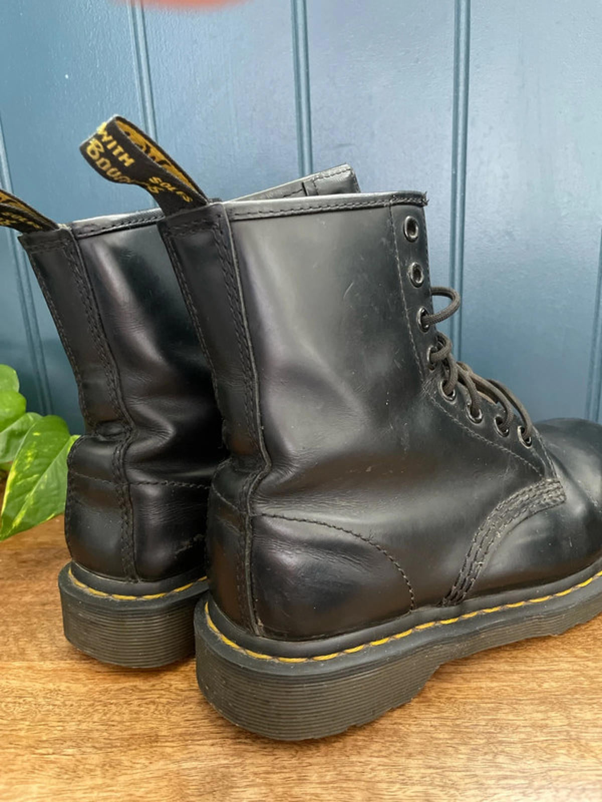 Women’s Dr Martens 11822 Premium Leather Lace Up Boots In Black - UK4- 2171