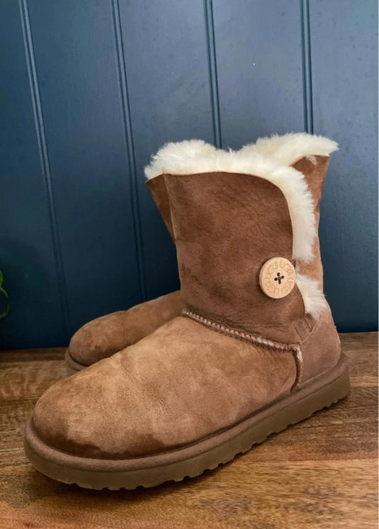 Women’s UGG Bailey Button II Faux Fur Lined Suede Ankle Boots In Chestnut - UK 5.5 - 2360