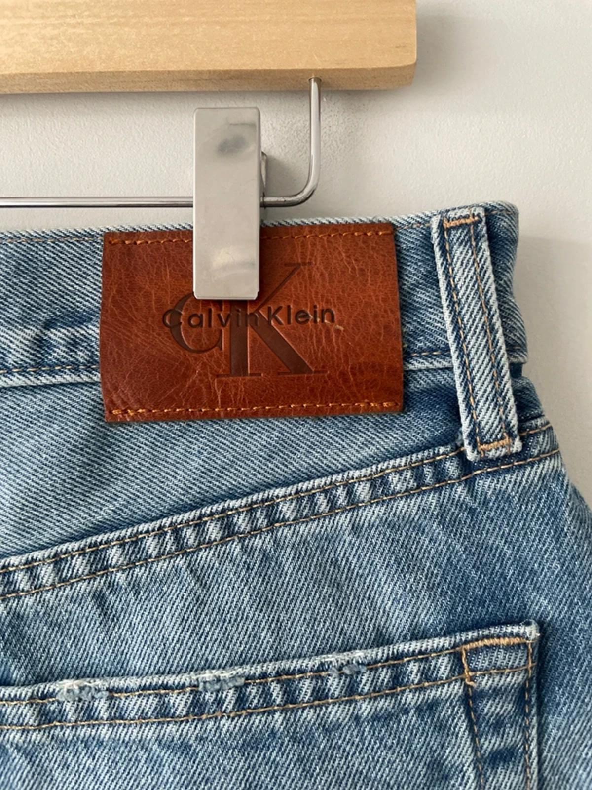 Women’s Calvin Klein 90’s Fit Midi Distressed Denim Shorts In Blue - W28/6.5 - 3140