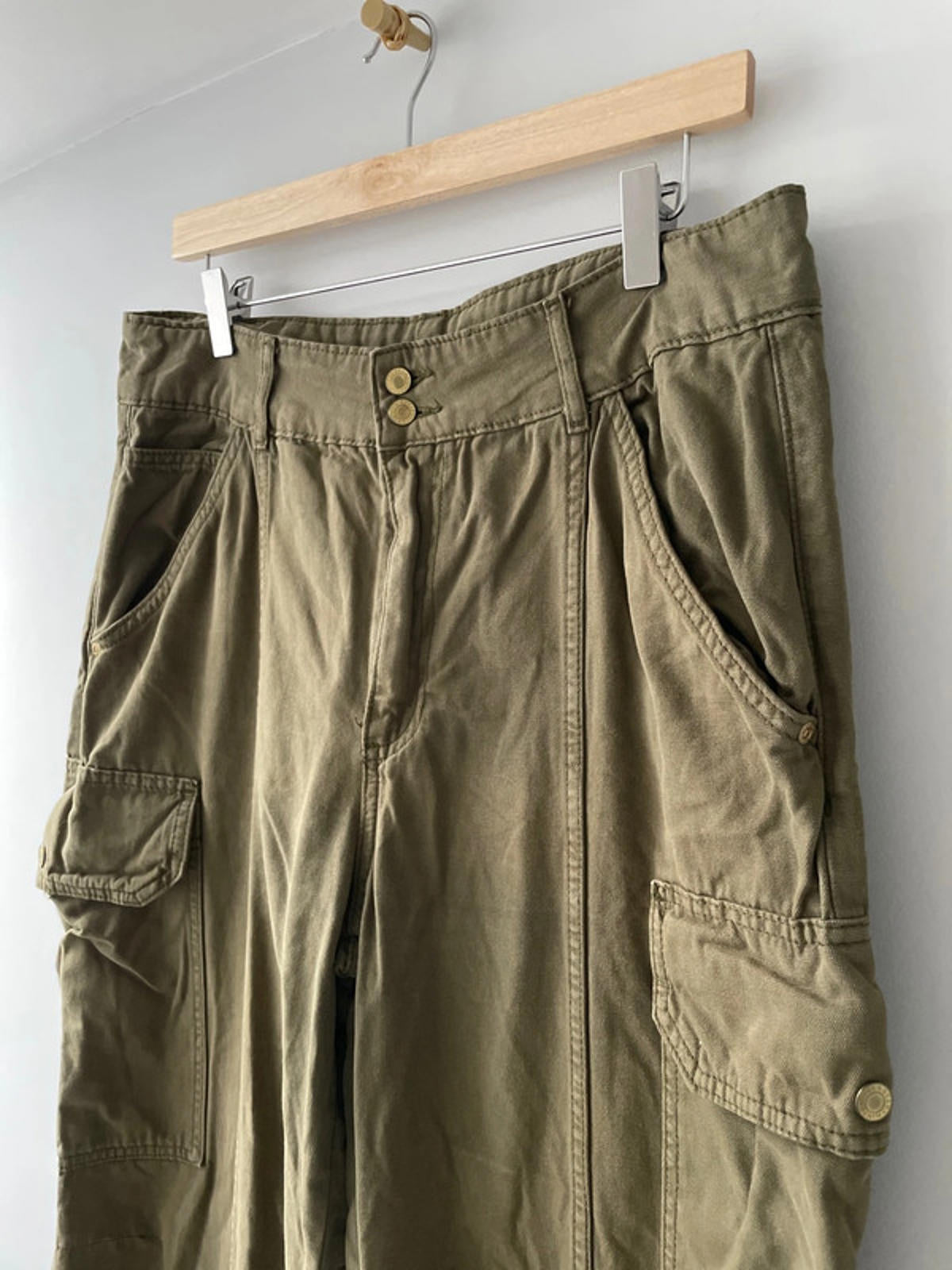 Men’s Pull and Bear Baggy Cargo Trousers in Khaki - W32/L29 - 2754