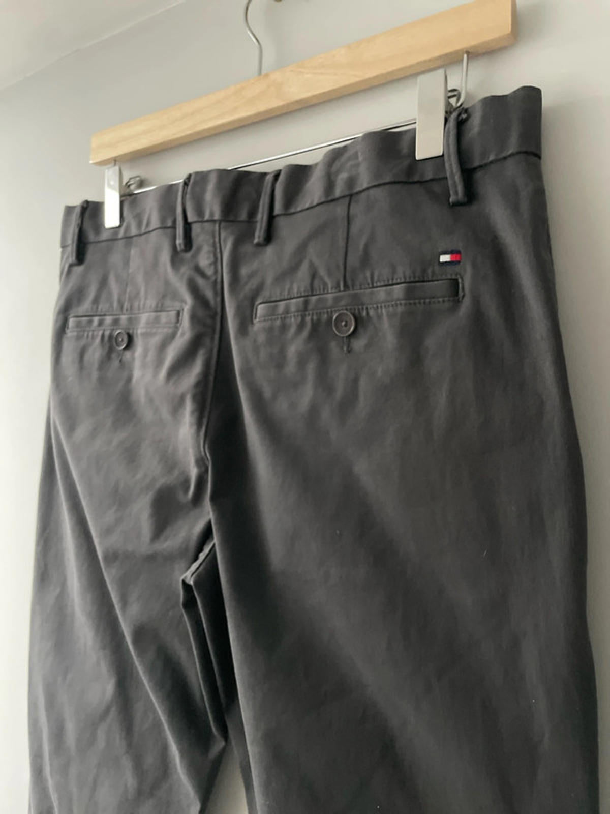 Men’s Tommy Hilfiger Classic Chinos Trousers In Grey - W32/L30 - 2871