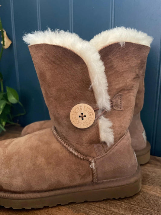 Women’s UGG Bailey Button II Faux Fur Lined Suede Ankle Boots In Chestnut - UK 5.5 - 2360
