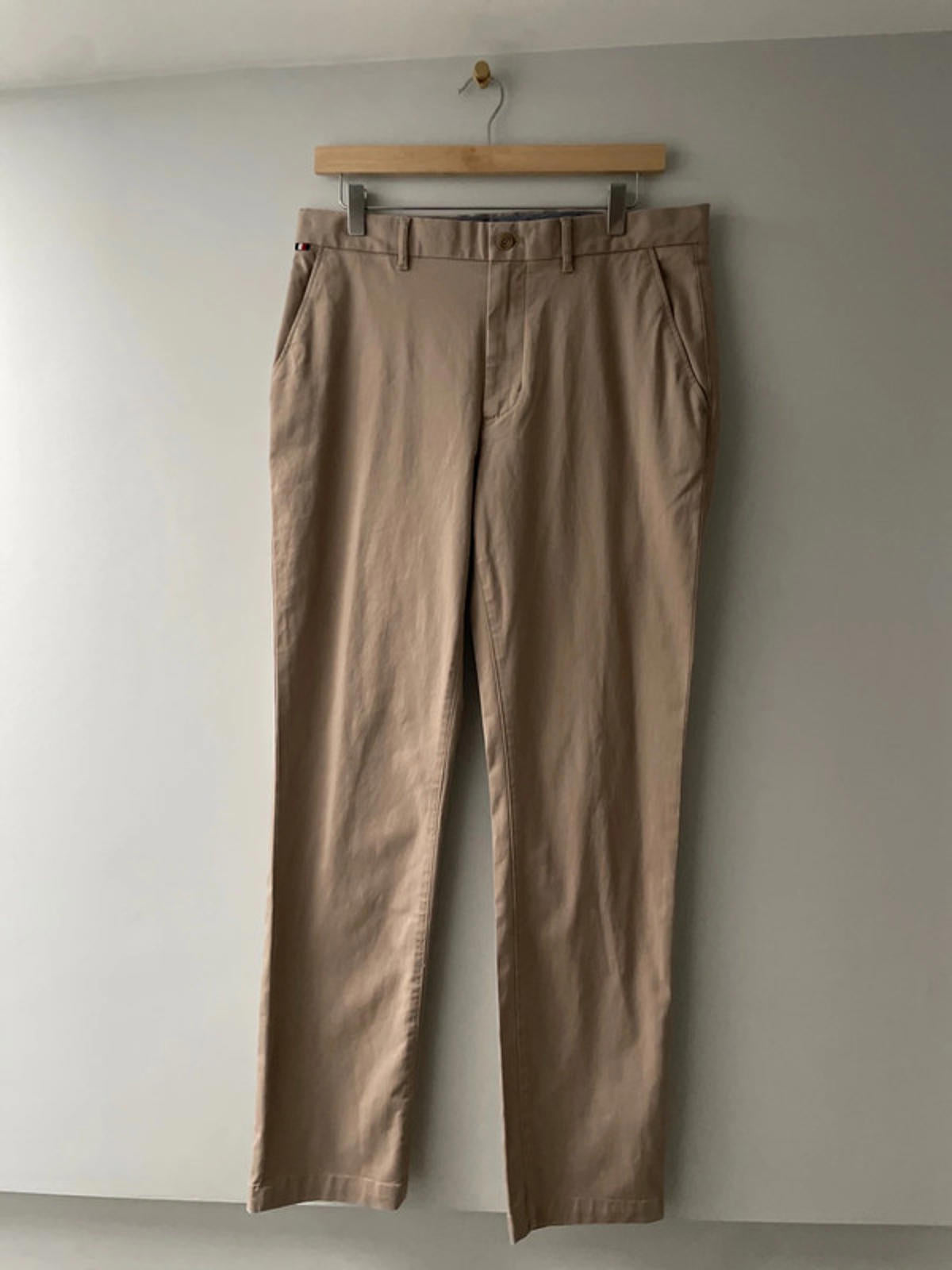 Men’s Tommy Hilfiger Denton Straight Leg Chino Trousers In Beige - W32/L32 -2874