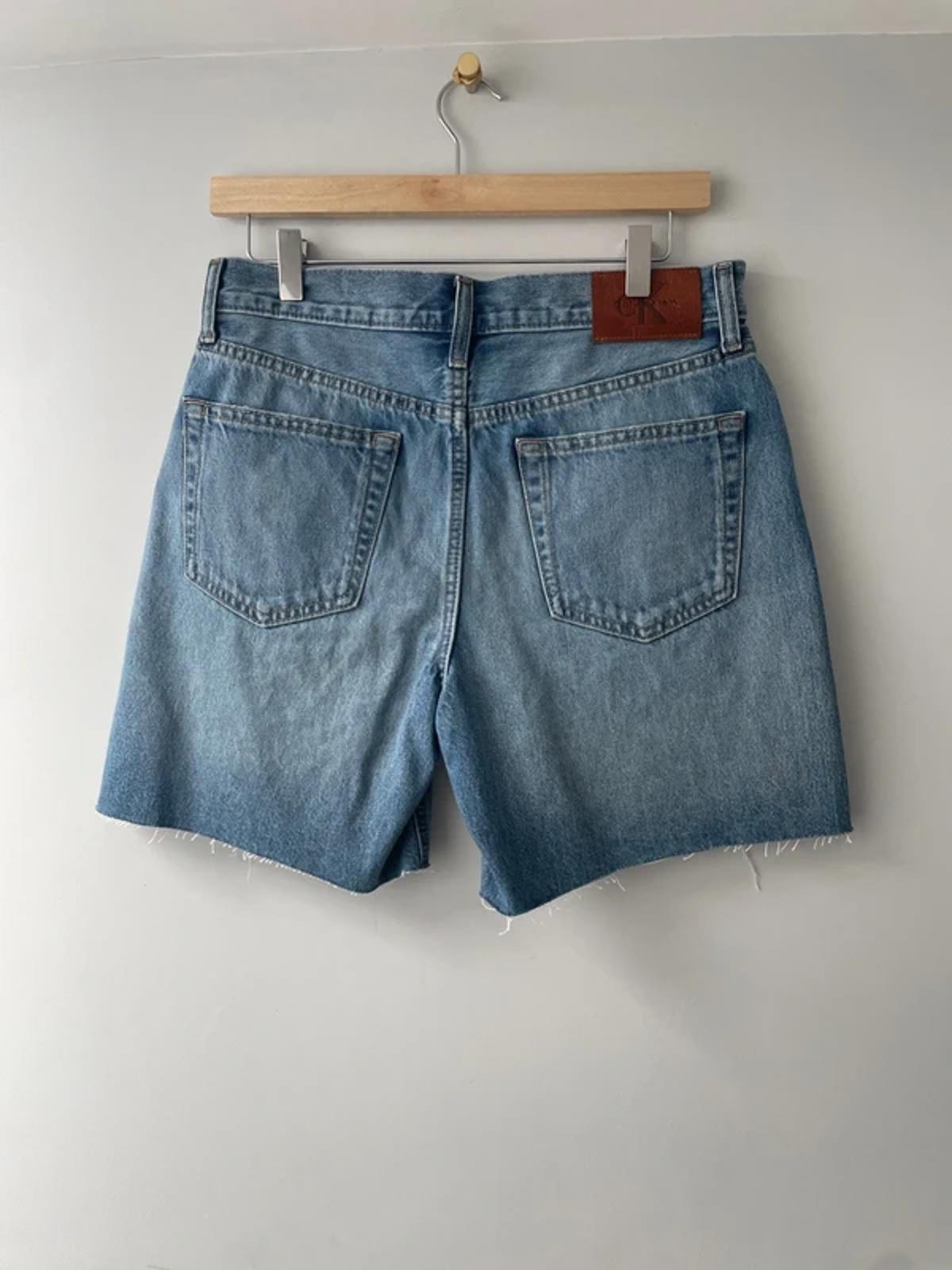 Women’s Calvin Klein 90’s Fit Midi Distressed Denim Shorts In Blue - W28/6.5 - 3140