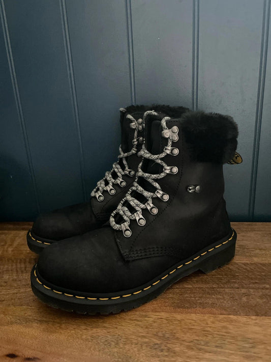 Women’s Dr Martens 1460 Serena Collar Faux Fur Lined Leather Lace Up Boots In Black - UK6 - 2366